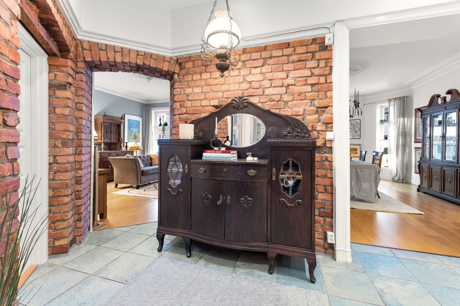 Murveggen tilfører et unikt kontrastelement. Galleribilde