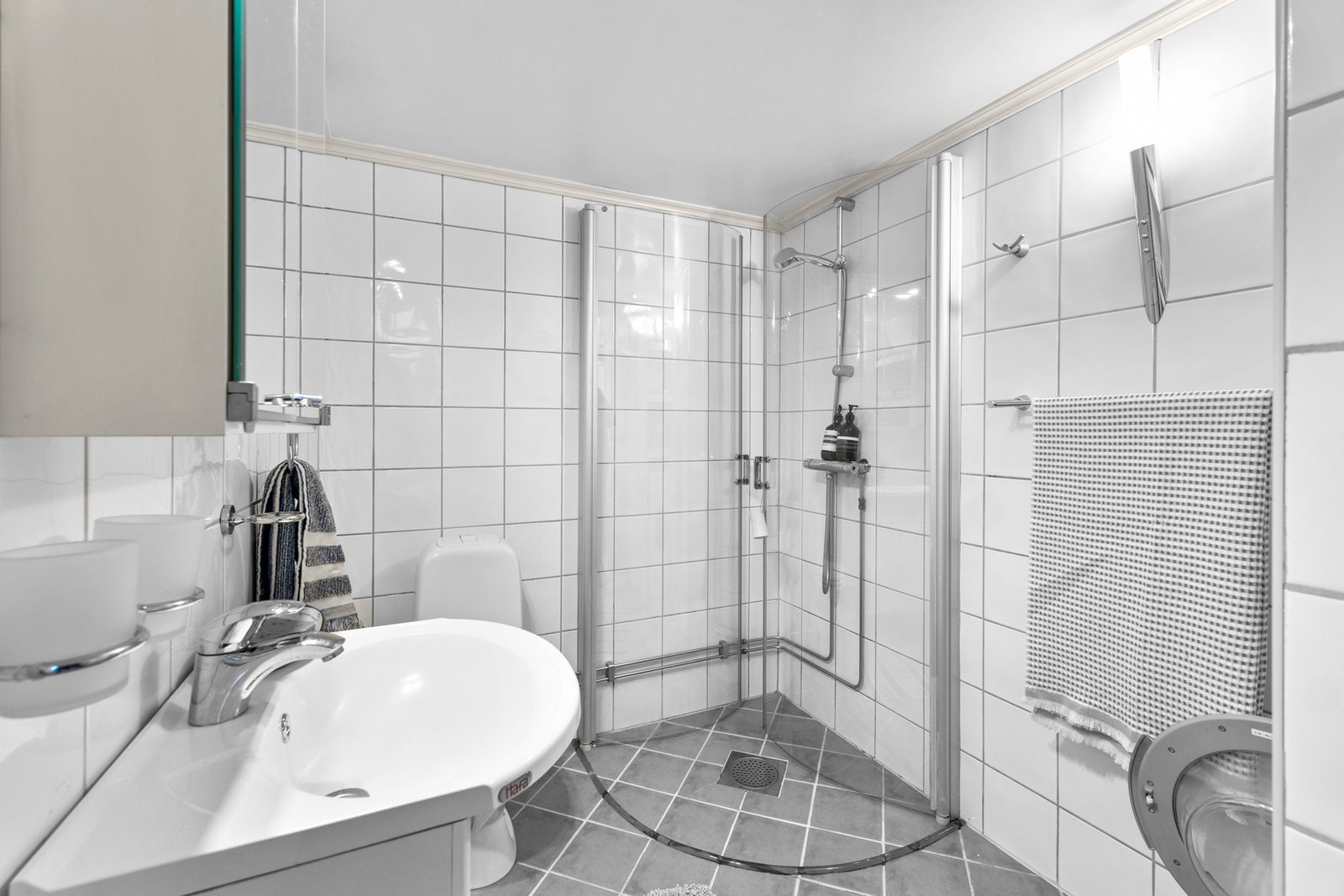 Praktis bad fra 2004. Badet er helflislagt med tidløse hvite fliser og har elektriske varmekabler i gulvet for ekstra komfort. Galleribilde