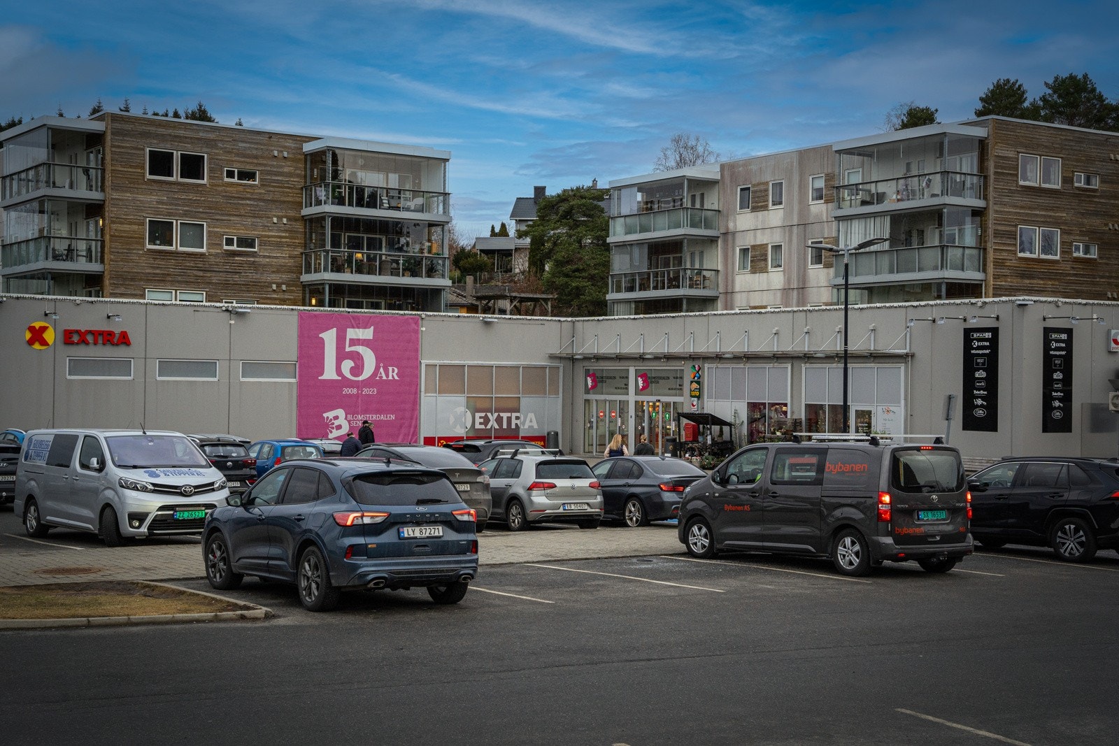 Blomsterdalen senter med bla. Coop Extra og Spar, frisør, apotek ++ ligger rett ved Galleribilde