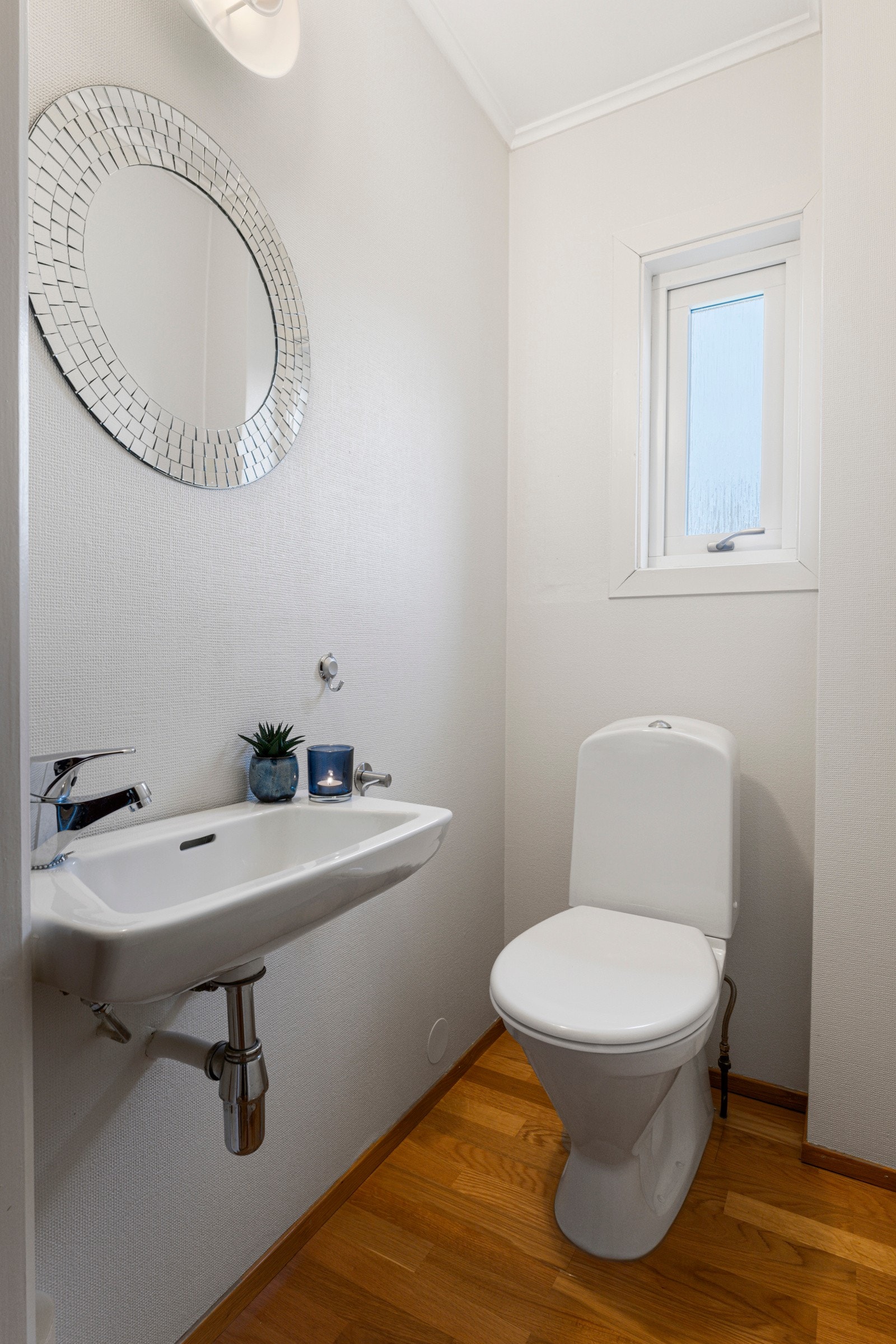 Videre har man et separat toalettrom, vegg i vegg til badet Galleribilde