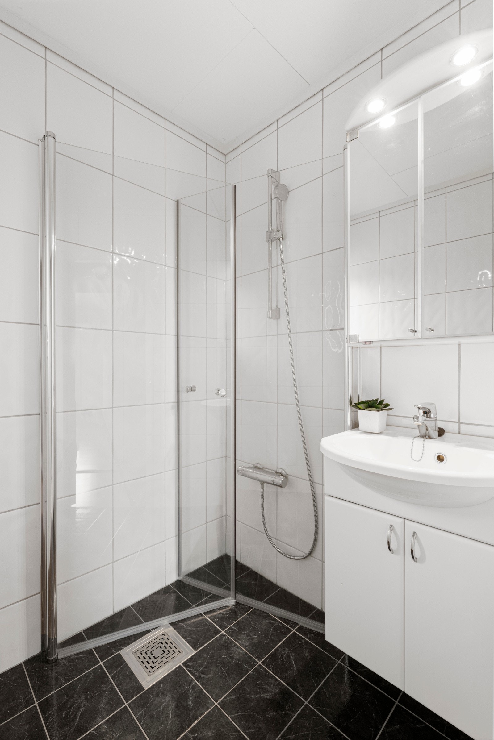 Badet ble pusset opp i 2008 og er helfliset med varme i gulv Galleribilde