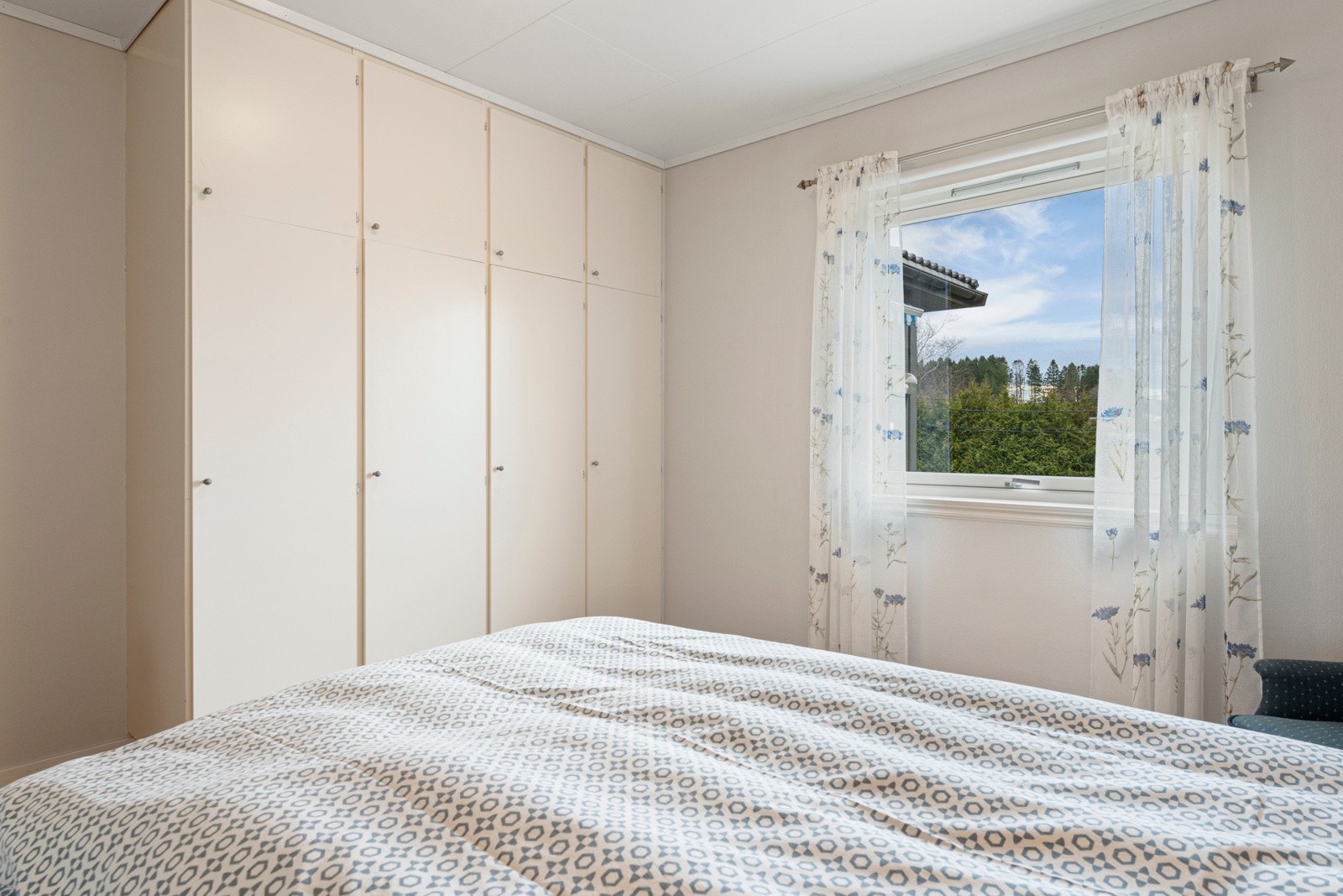 Praktisk plassbygget garderobe Galleribilde
