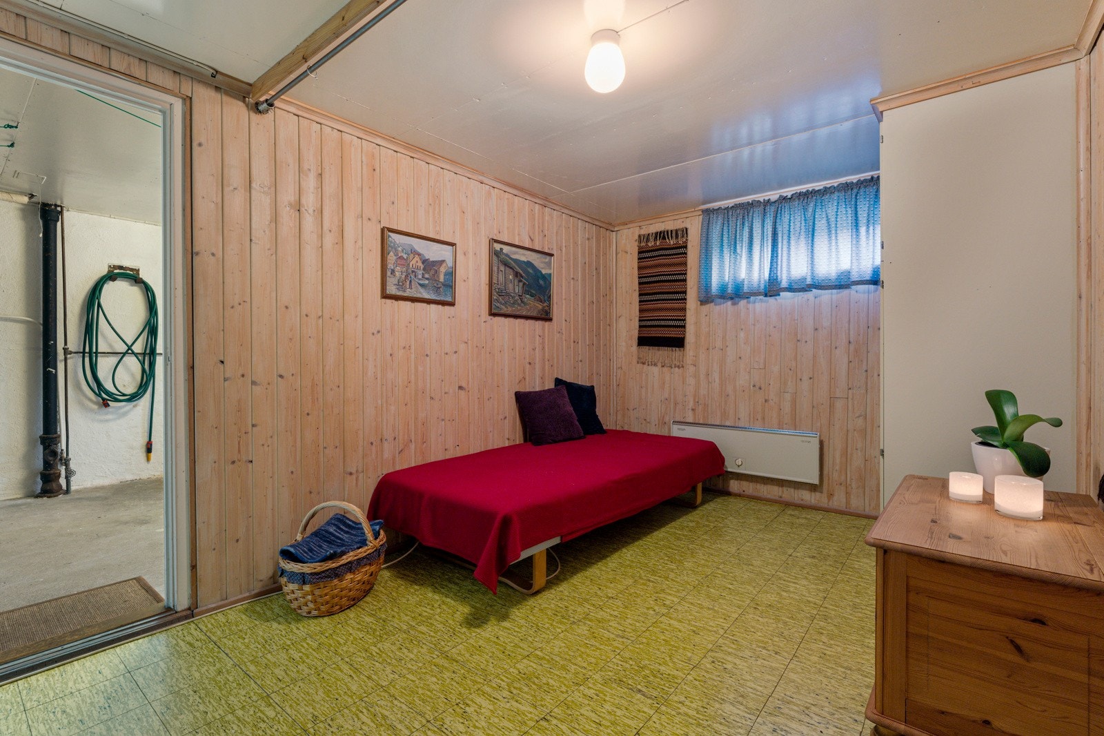 Hall i underetasjen med mye lagringsplass. Perfekt til feks. trimrom Galleribilde