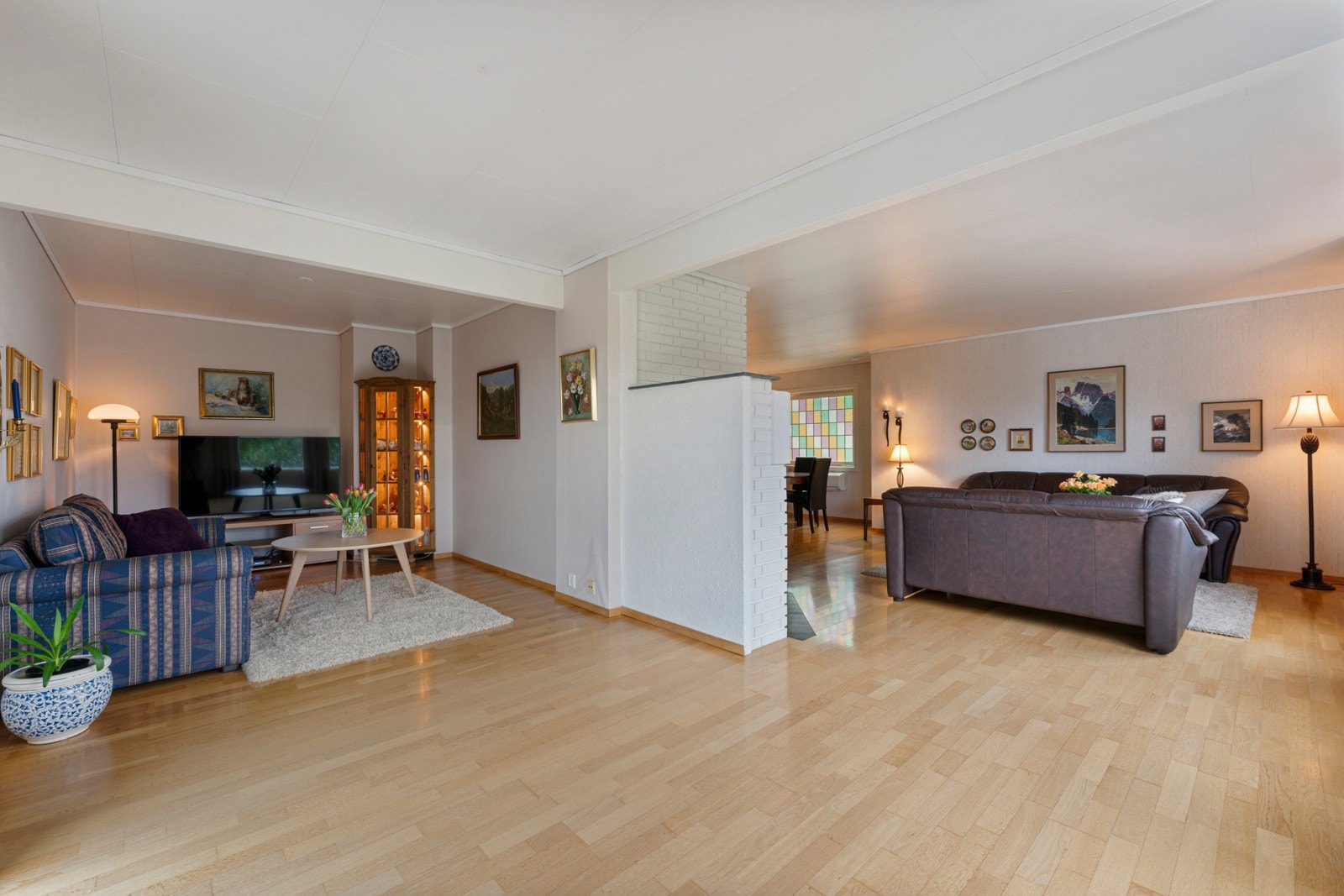 Stuen har både varmepumpe og peis Galleribilde