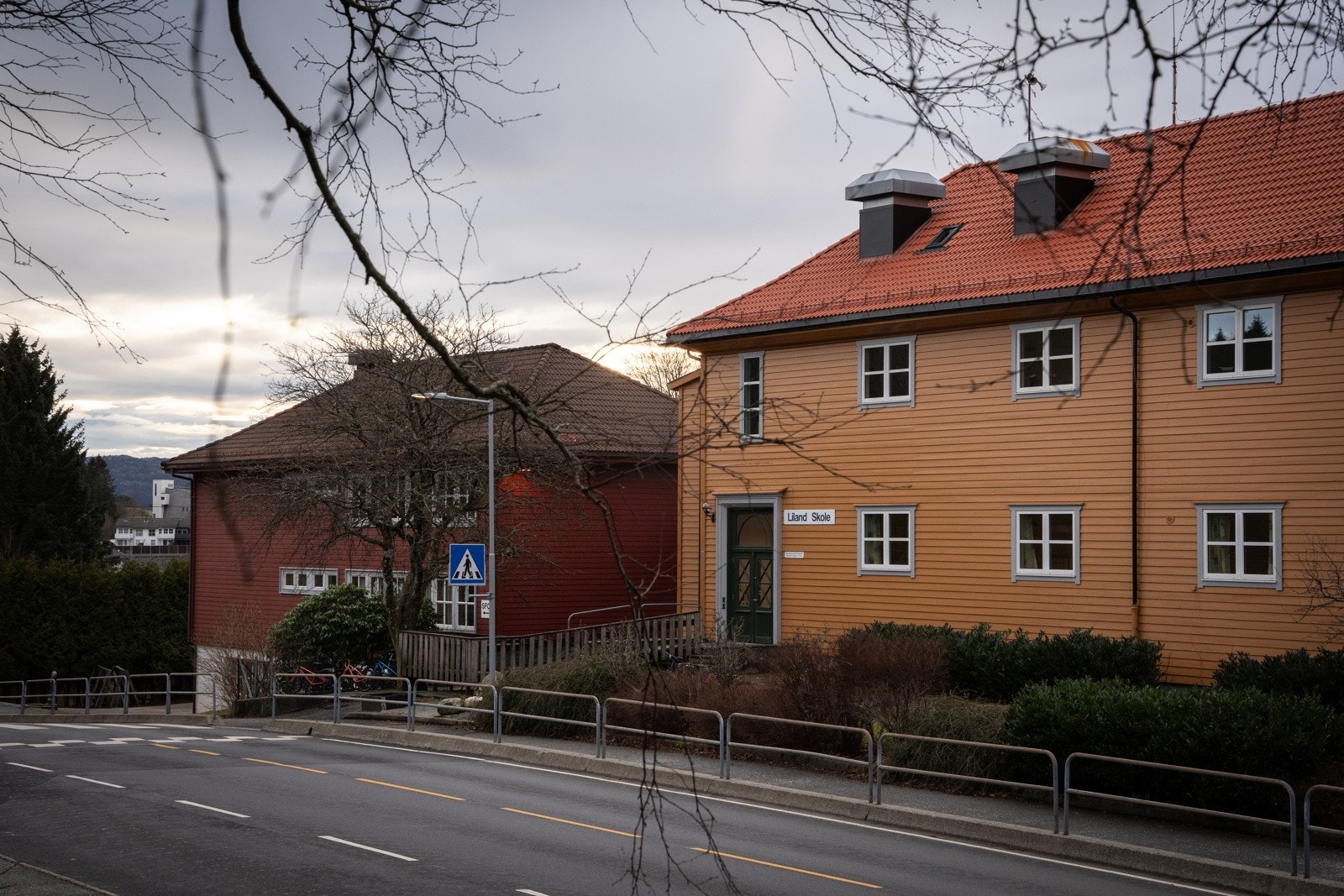 Liland skole og barnehage ligger noen få minutters gange fra huset Galleribilde
