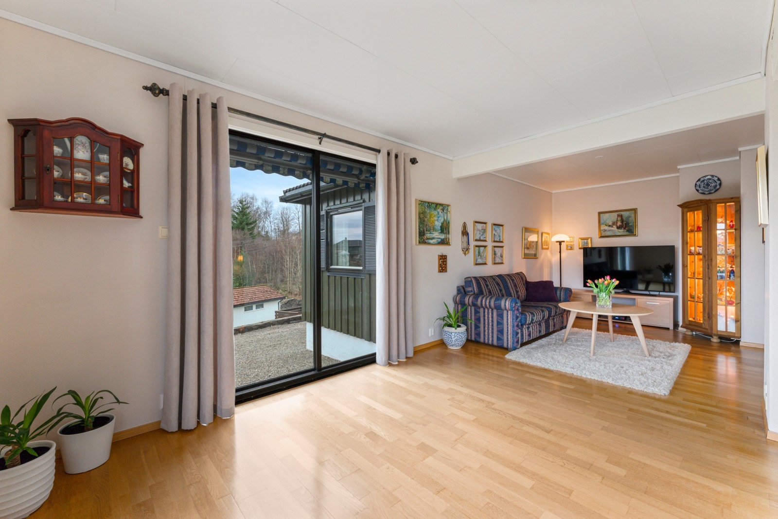 Fra stuen har man utgang til et solrikt uteområde og videre til hagen Galleribilde