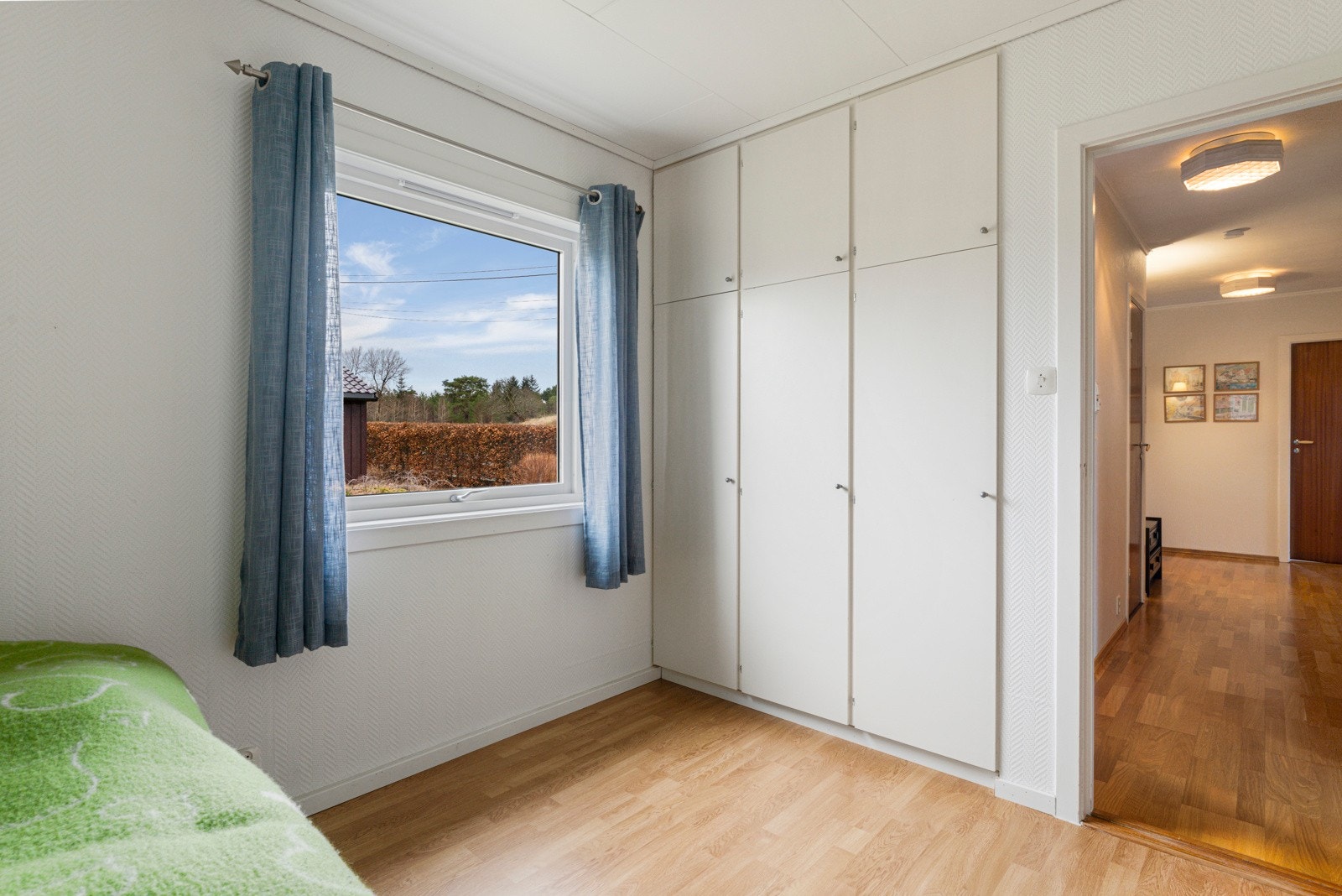 Plassbygget garderobe også på soverom nr. 2 Galleribilde