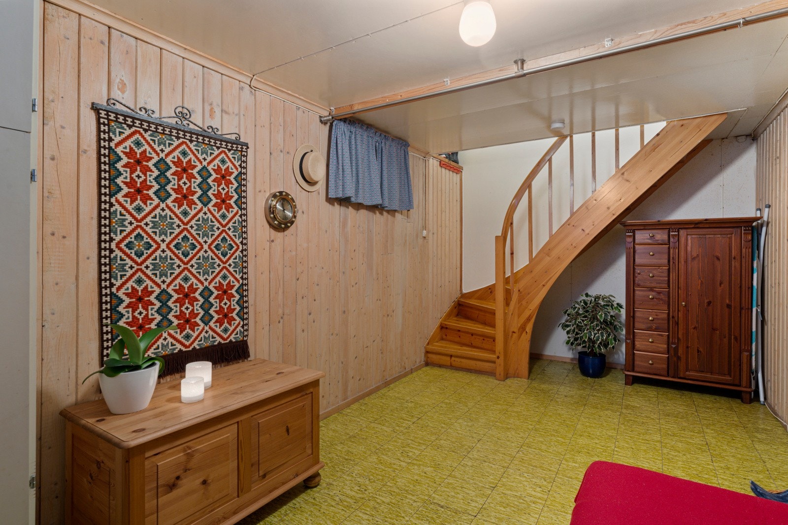 Underetasjen inneholder kjellerstue, gang, stor vaskekjeller og 3 boder Galleribilde