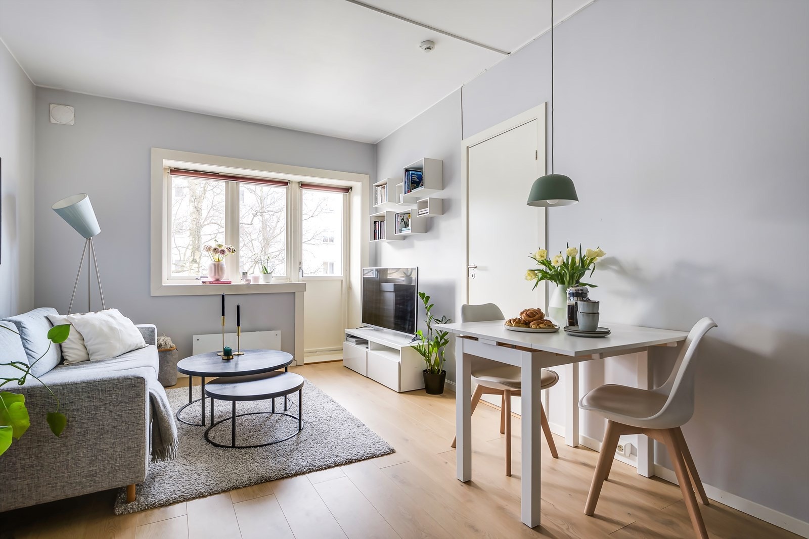 Store vindusflater sørger for utmerket lysinnslipp og gir rommet en god romfølelse Galleribilde