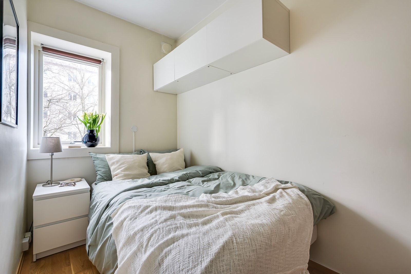 Koselig soverom med plass til dobbeltseng, nattbord og garderobeskap Galleribilde