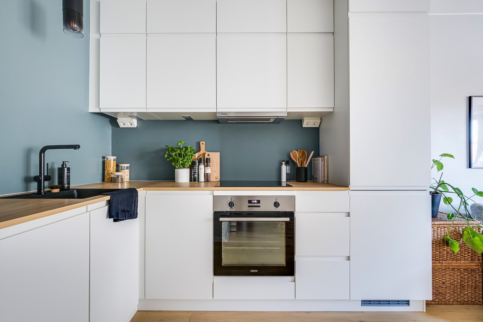 Lekkert KVIK-kjøkken fra 2021 med hvite, stilrene fronter og laminert benkeplate Galleribilde