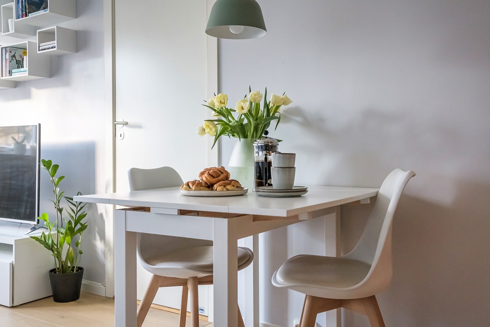 Det er plass til et hyggelig spisebord i rommet Galleribilde