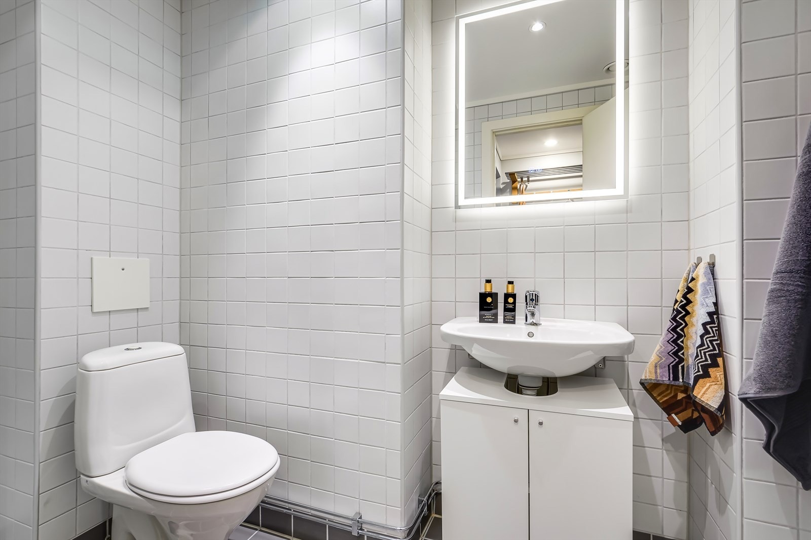 I 2025 ble badet fornyet med nytt servantskap og speil med integrert lys Galleribilde