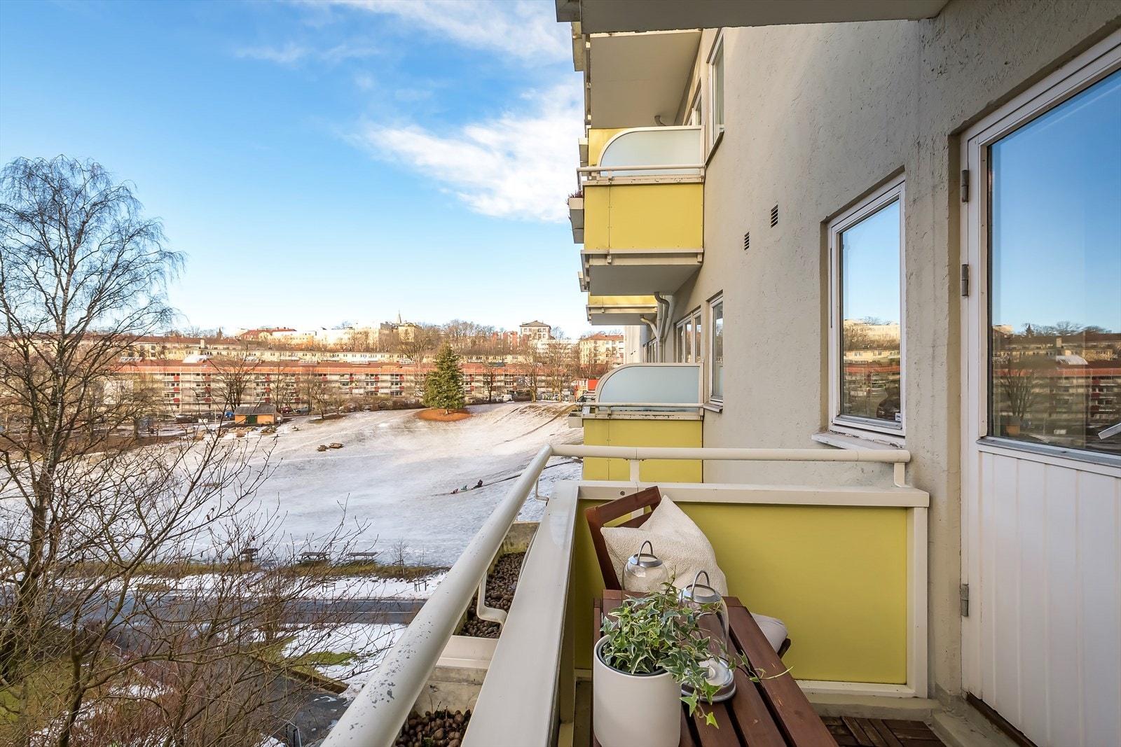 Balkongen byr på herlig, grønn utsikt mot Iladalen Galleribilde