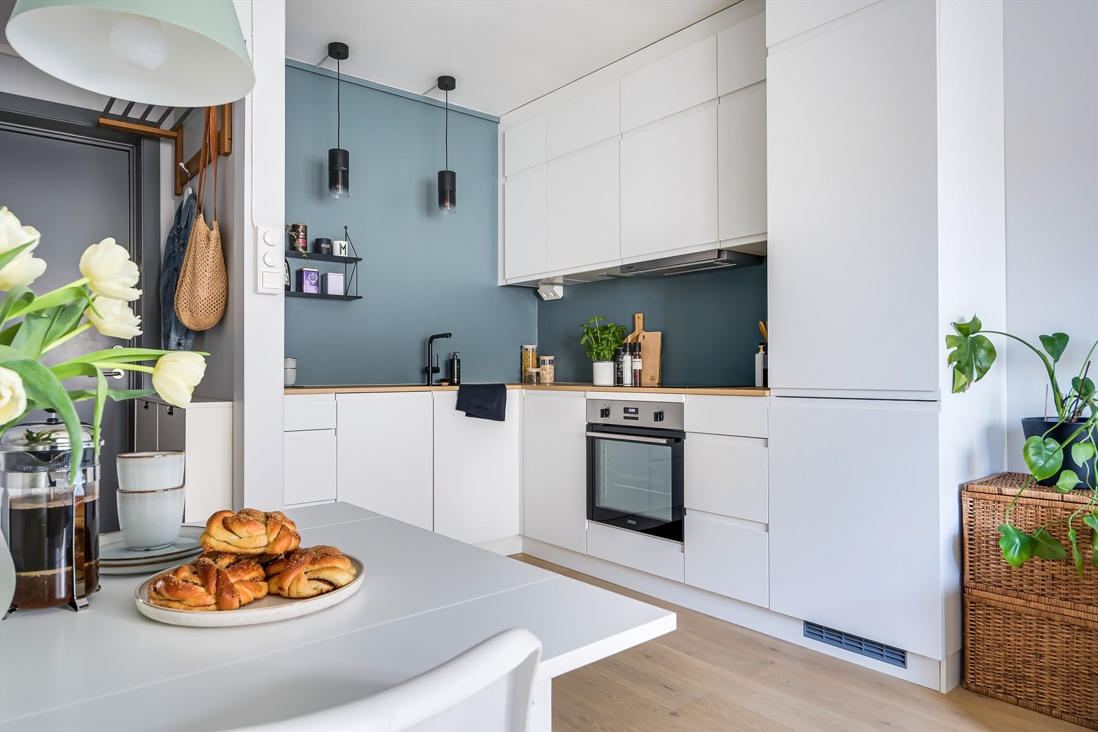 Kjøkkenet er effektivt utnyttet med god skap- og benkeplass Galleribilde