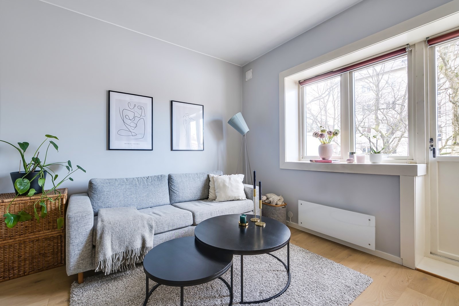 Lys og hyggelig stue med plass til sofa og tilhørende møblement Galleribilde