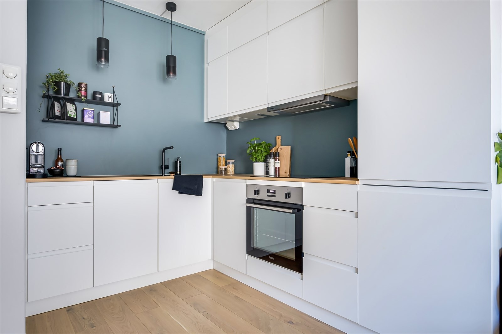 Kjøkkenet er utstyrt med integrert stekeovn, platetopp, oppvaskmaskin og kombinert kjøle- og fryseskap Galleribilde