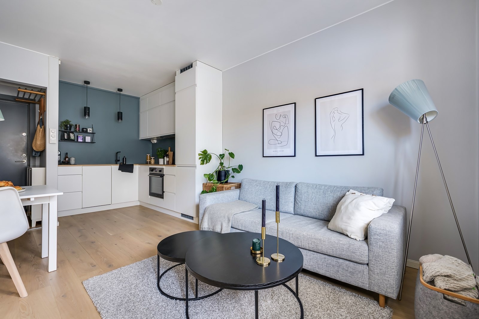 Leiligheten har åpen stue-/kjøkkenløsning som skaper en luftig og sosial atmosfære Galleribilde