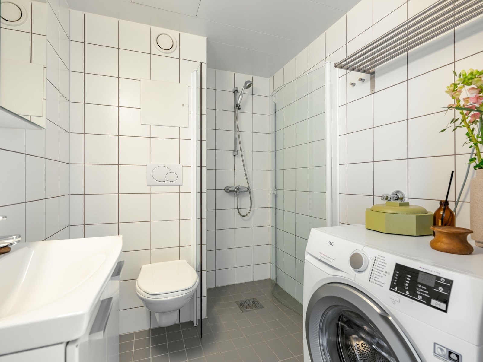 Badet er av god størrelse med varmekabler i gulv og opplegg for vaskemaskin. Galleribilde