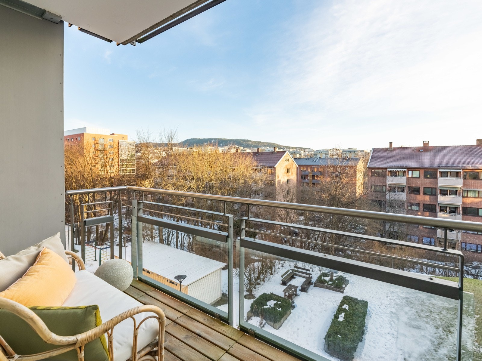 Balkongen er på 4 kvm. med hyggelig utsyn mot felles hage og hele veien mot Grefsenkollen. Galleribilde