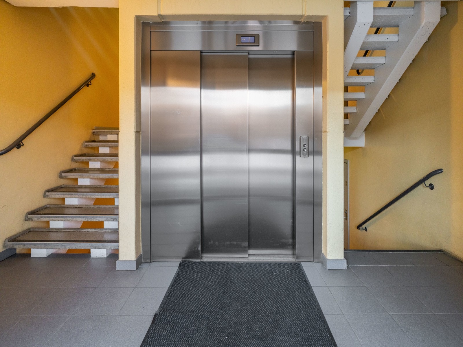 Det er heis i bygget. Bygården sto ny i 2005 og generell standard er fra byggeår. Galleribilde