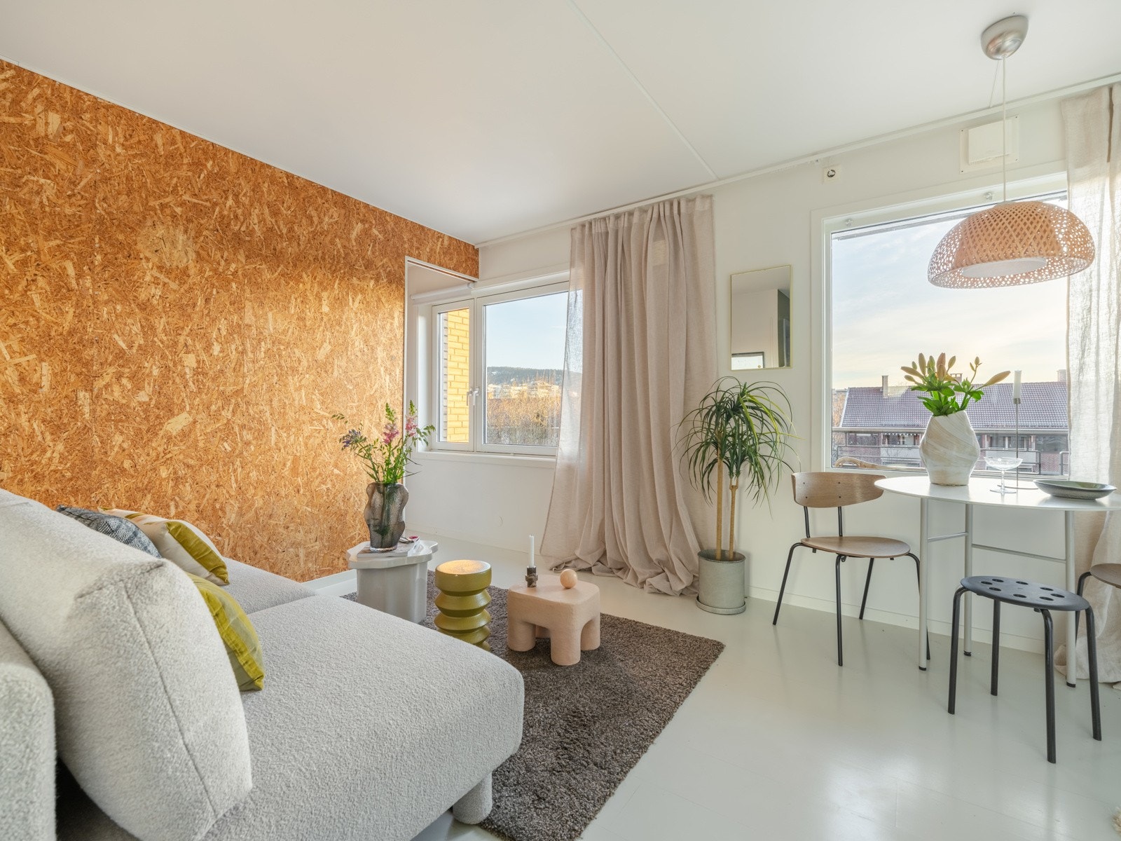 Selger har hatt TV på vegg mellom vindusrekke, hvor gardinen henger i dag. Galleribilde