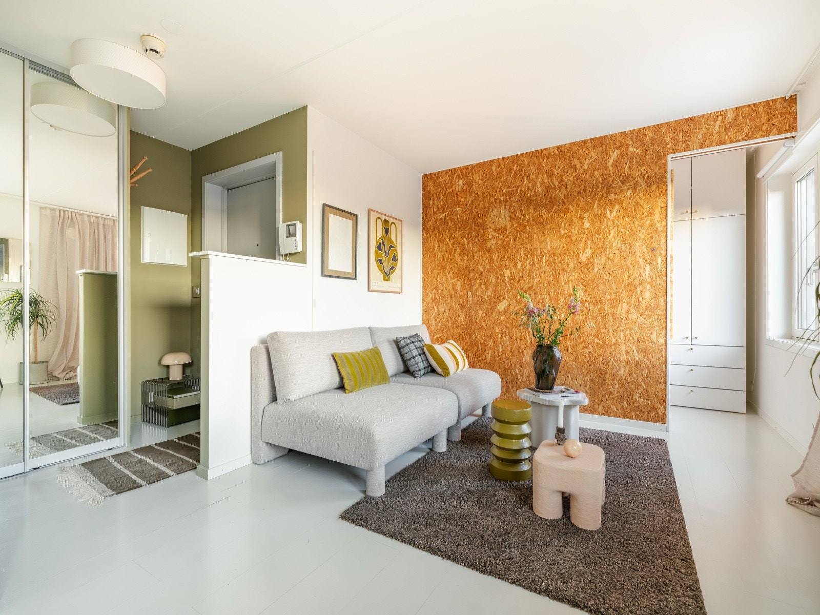 Det er laget til en praktisk halvvegg mellom entré og stue - perfekt for sofa! Galleribilde