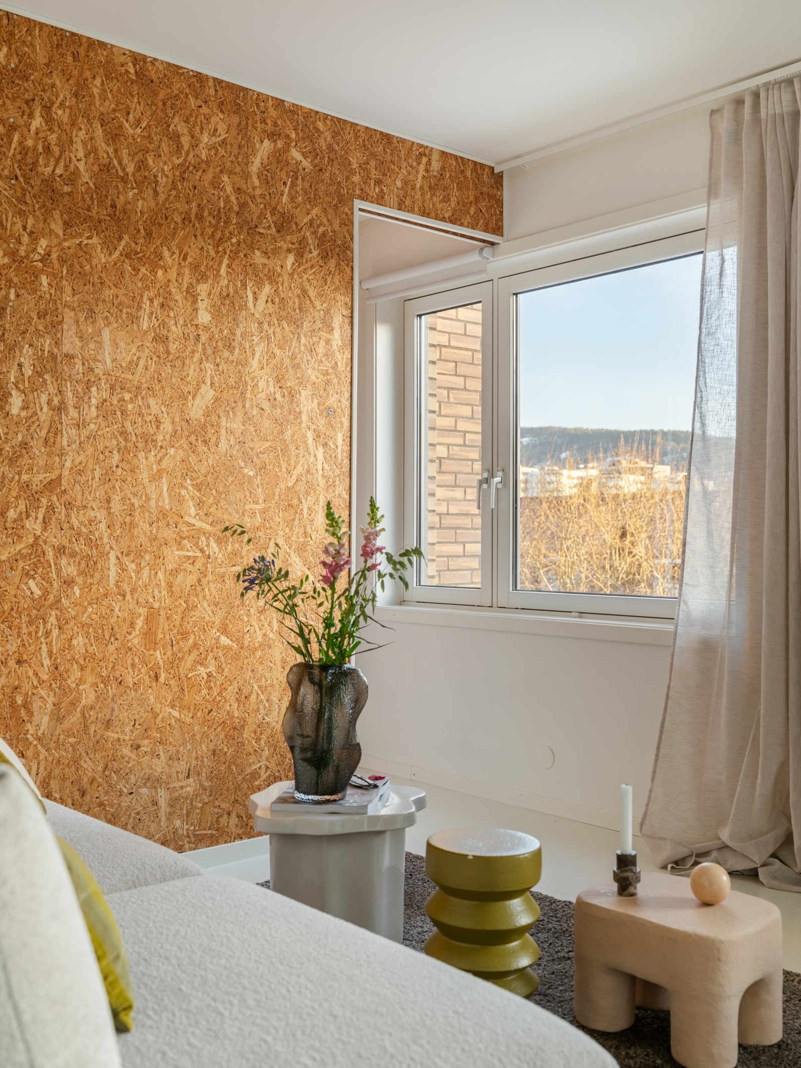 Leiligheten oppleves som lys og luftig, helt uten sjenerende innsyn. Galleribilde