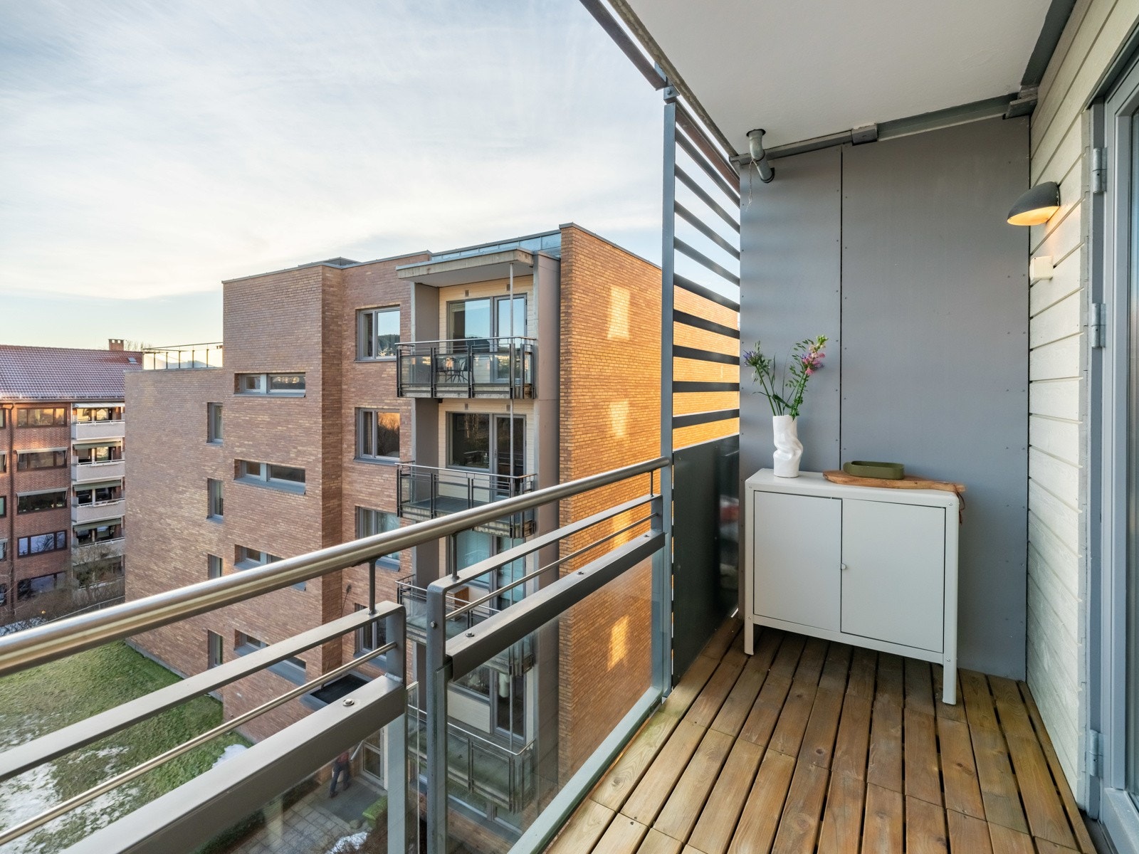 Det er god plass til utemøbler på balkongen. Galleribilde