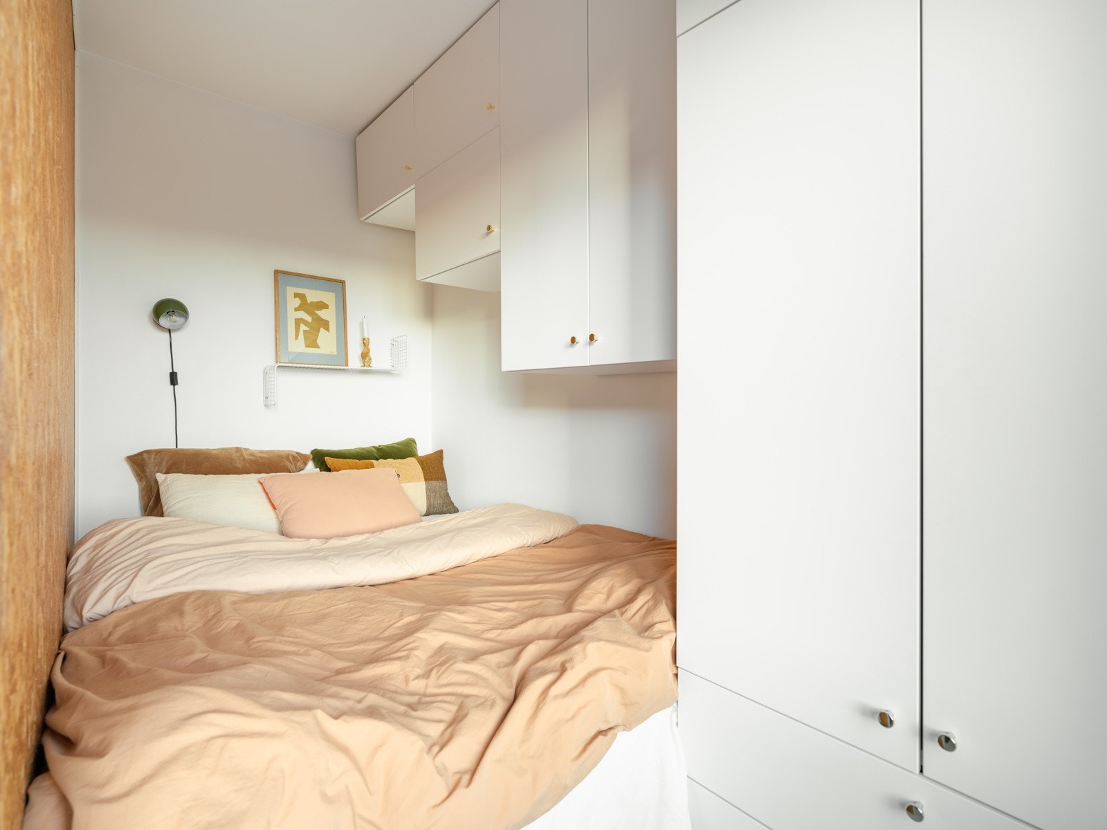 Sovealkove med innebygd seng (1,40 seng). Tilpassede lagringsløsninger bygd rundt seng for maksimalt oppbevaring. Galleribilde