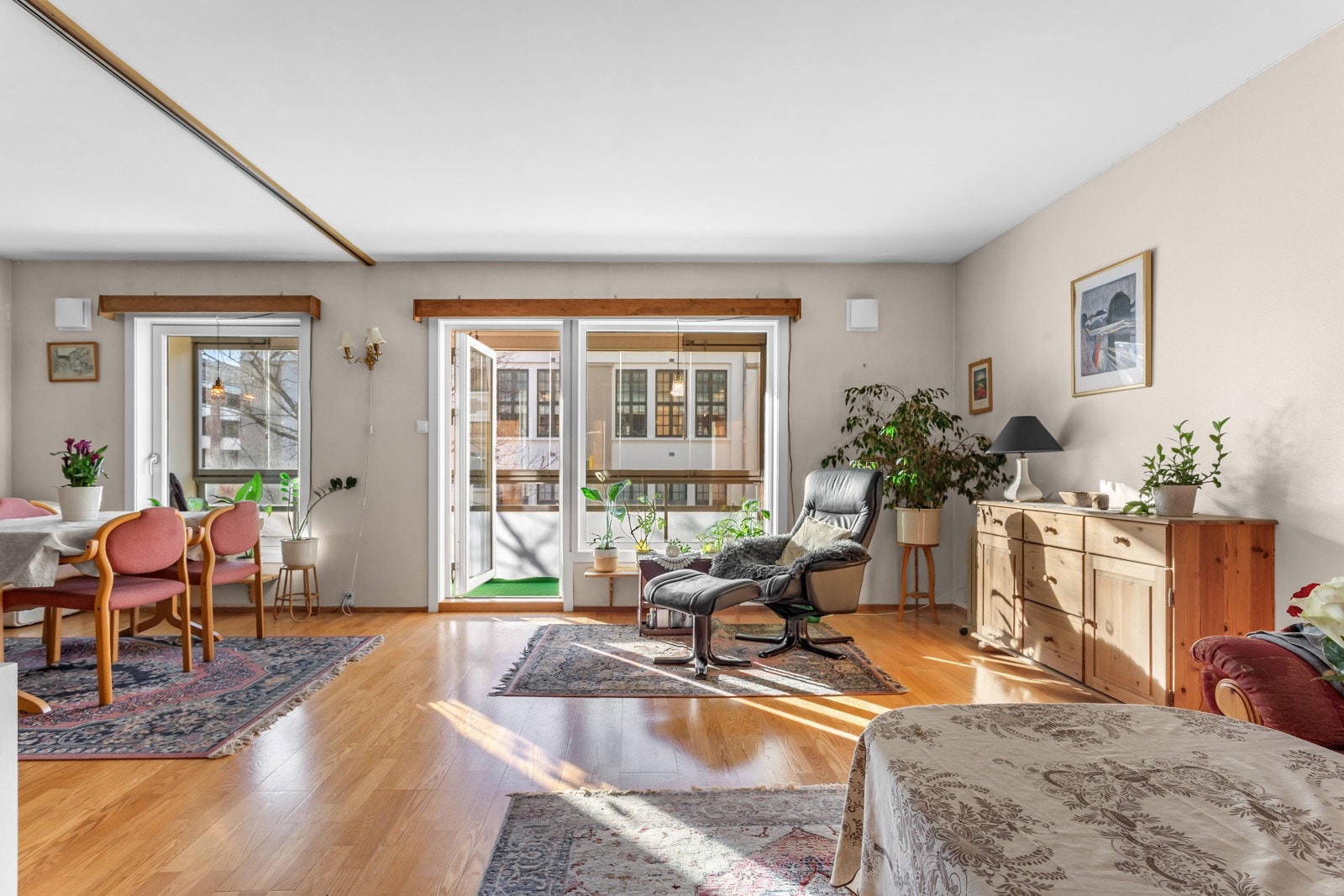 Leiligheten er gjennomgående på 74 kvm med utgang til en solrik sydvestvendt balkong på 10 kvm. Galleribilde