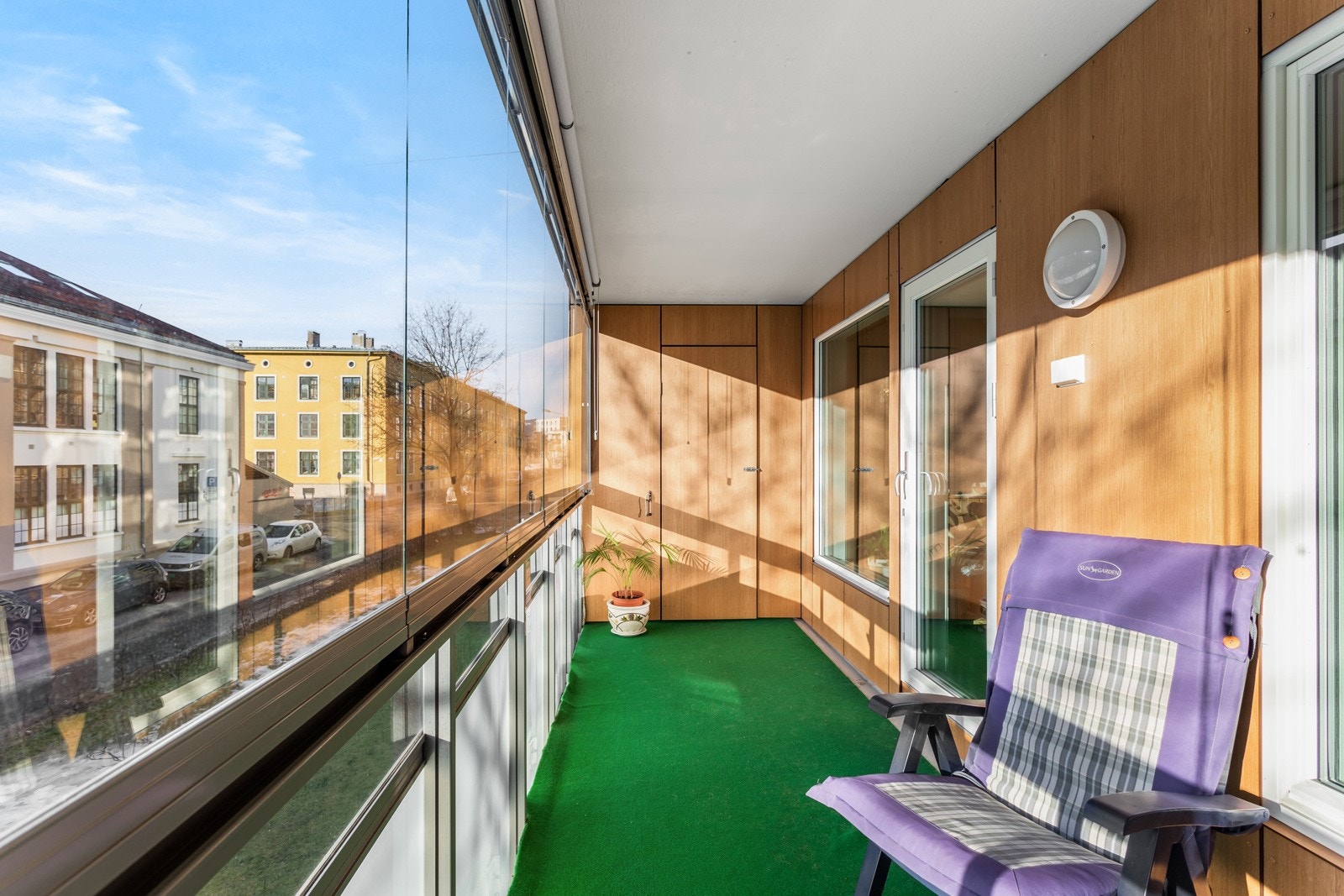 Balkongen er på 10kvm. med god plass til utemøbler og grill. Galleribilde