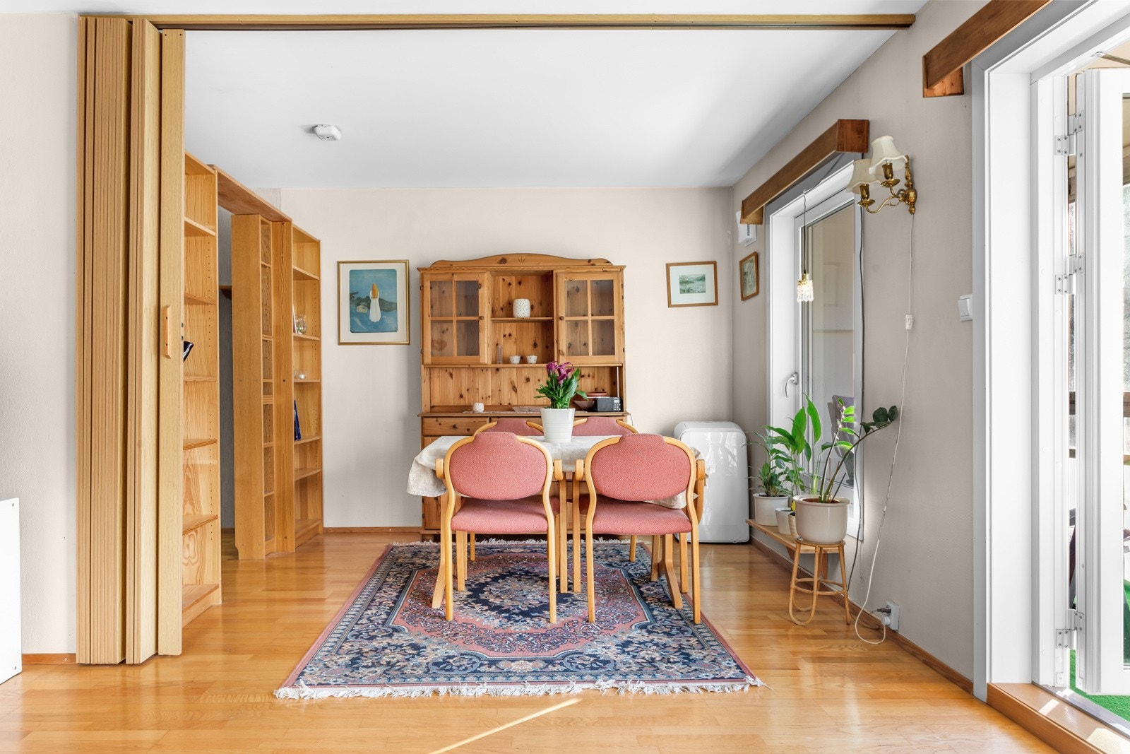 Skyvedører inn til opprinnelig soverom 2 (i dag brukt som spisestue). Galleribilde