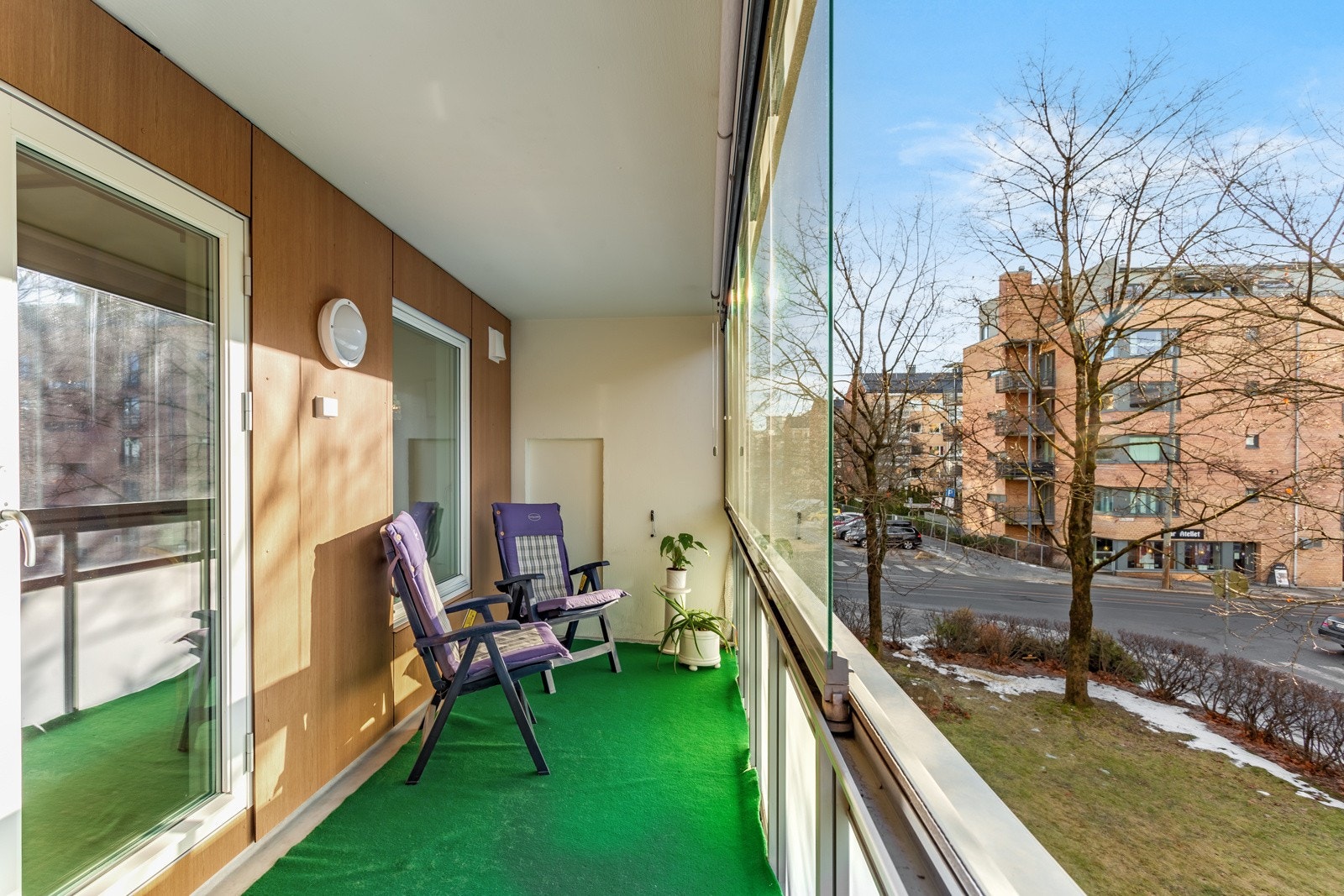 Balkongen er innglassing, men innglassingen kan åpnes ved ønske om dette. Galleribilde