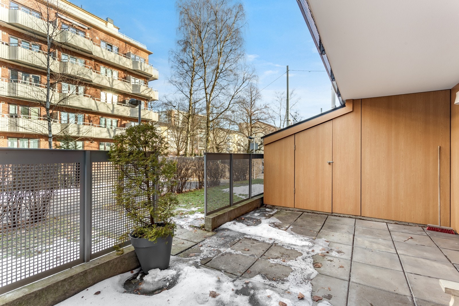 Leiligheten disponerer 3 boder; en bod ved inngangen på 3kvm. en bod på balkongen på 1kvm. og en bod i kjeller på 3kvm. Galleribilde