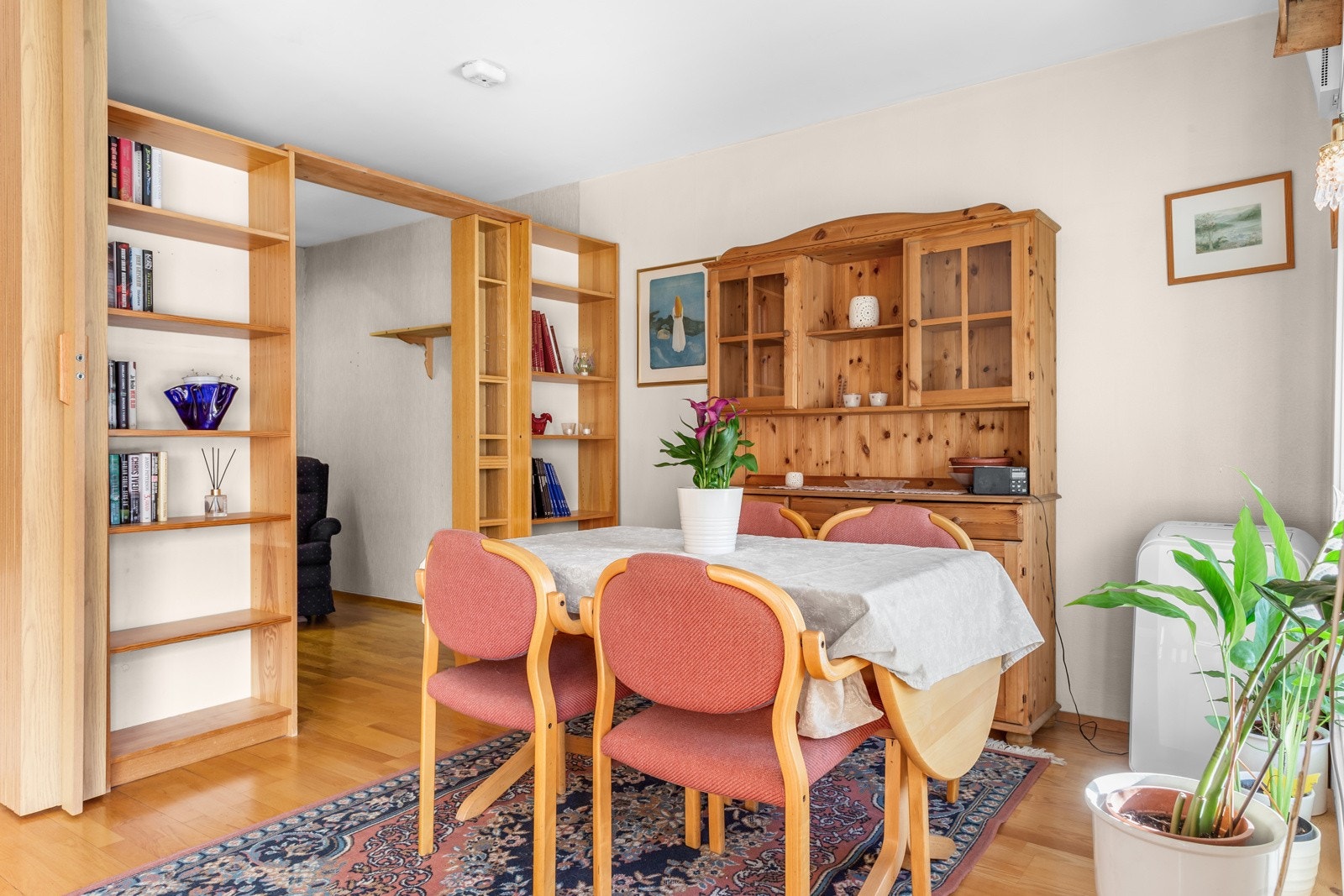 Rommet er delt av med bokhylle. Galleribilde