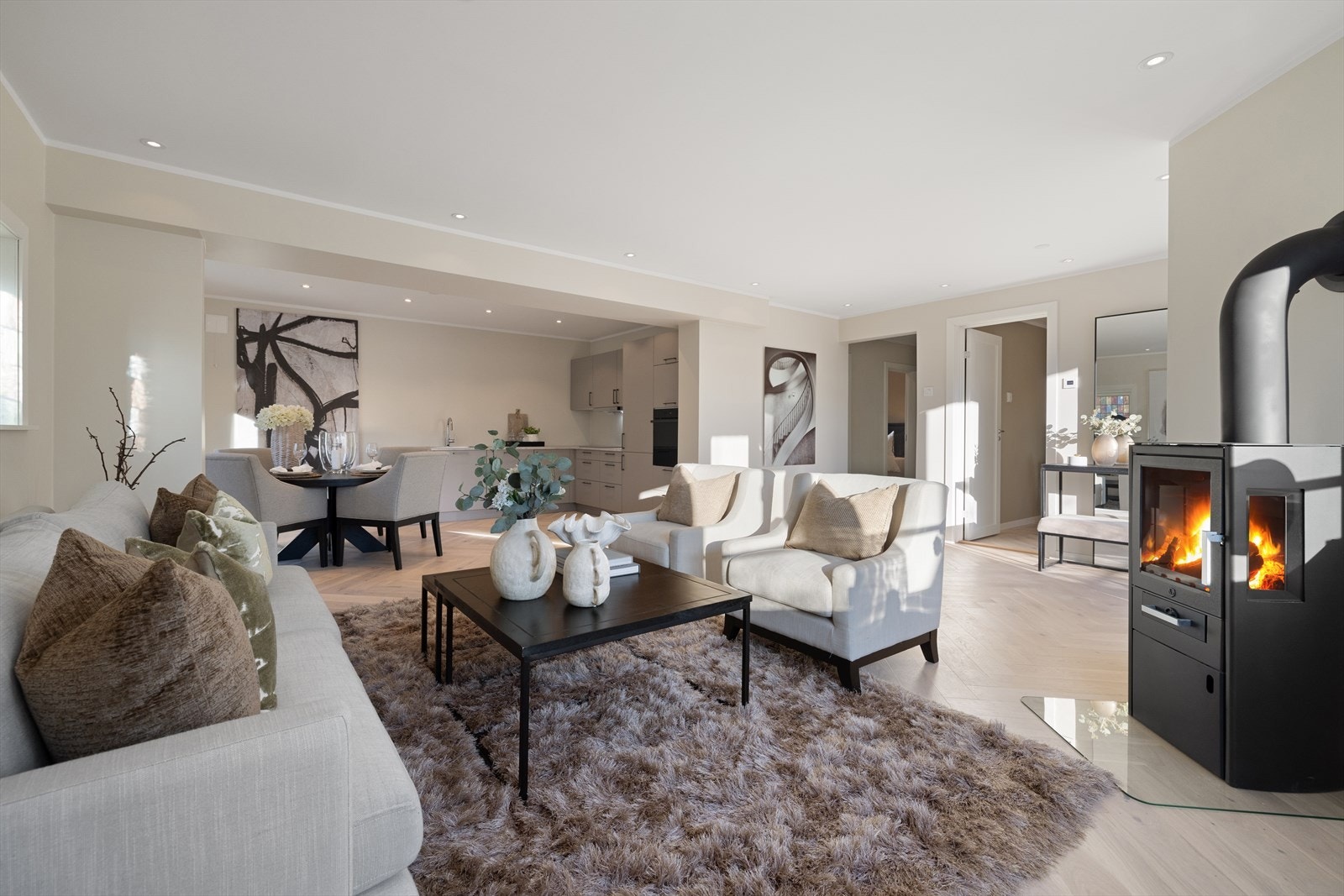 Gode møbleringsmuligheter for både sofagruppe og stort spisebord Galleribilde