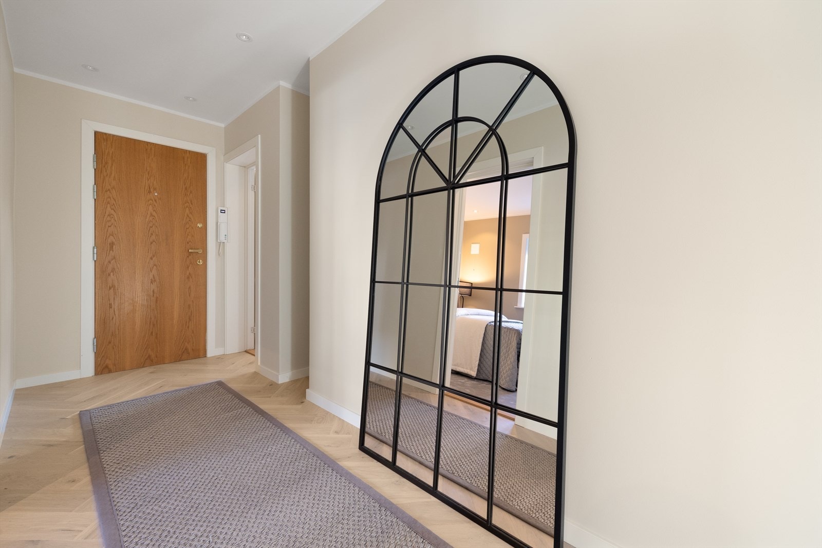 Entré med porttelefon og plass for oppbevaringsmøblement Galleribilde