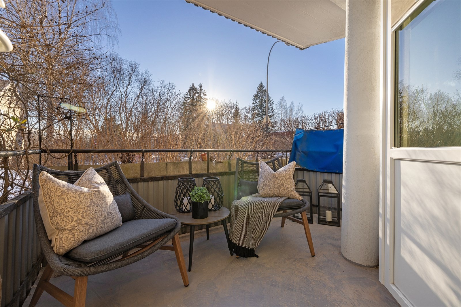 Overbygget, sørvendt balkong på ca. 5,7 kvm. Balkongen er skjermet for innsyn og har god plass til utemøblement og beplantning Galleribilde