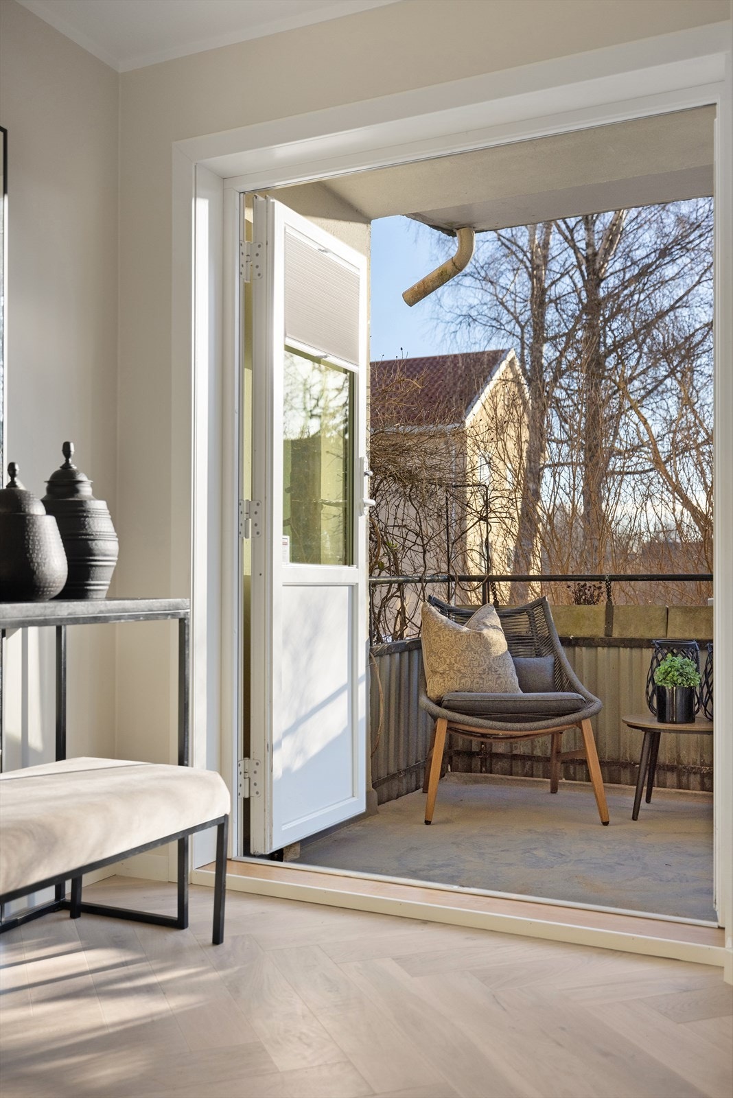 To-fløyet dør fra 2010 ut mot balkongen som vender mot grønne fellesområder Galleribilde