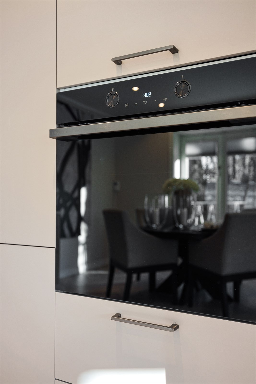 Oppvaskmaskin, kjøl/- fryseskap, stekeovn og platetopp er integrert Galleribilde