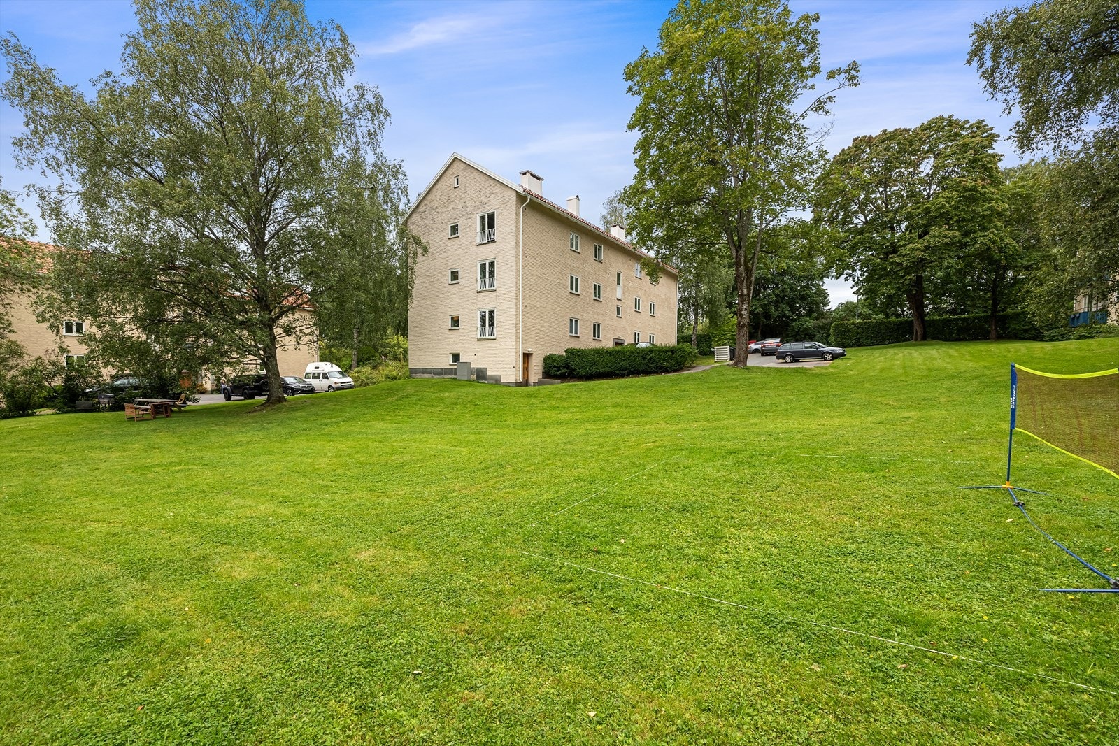 Meget barne- og familievennlige omgivelser, omkranset av grøntområder. Fra leiligheten er det kort gangavstand til buss, T-bane, skole, barnehage og dagligvarebutikk Galleribilde