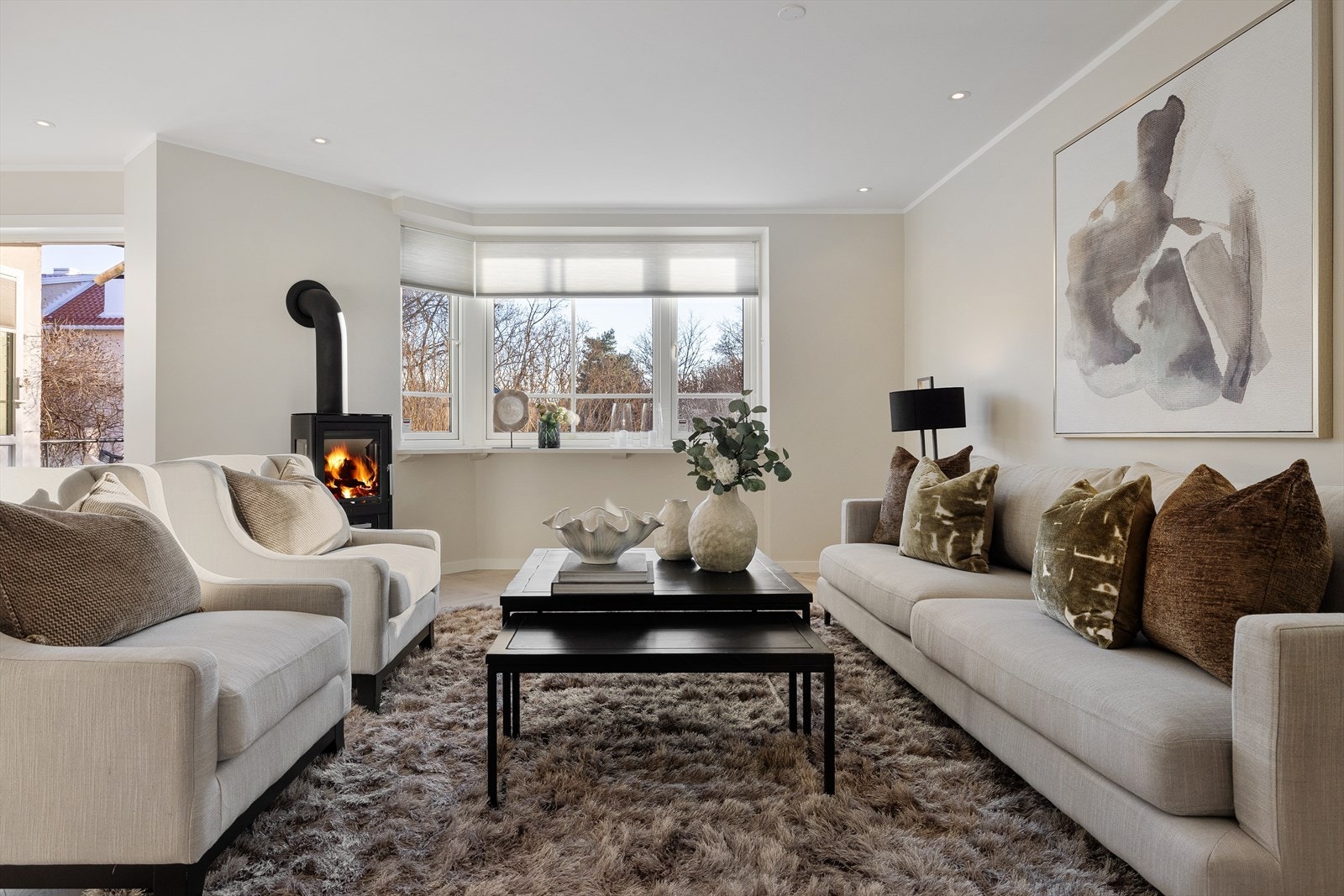 Leiligheten har vinduer og balkongdør fra 2010 Galleribilde