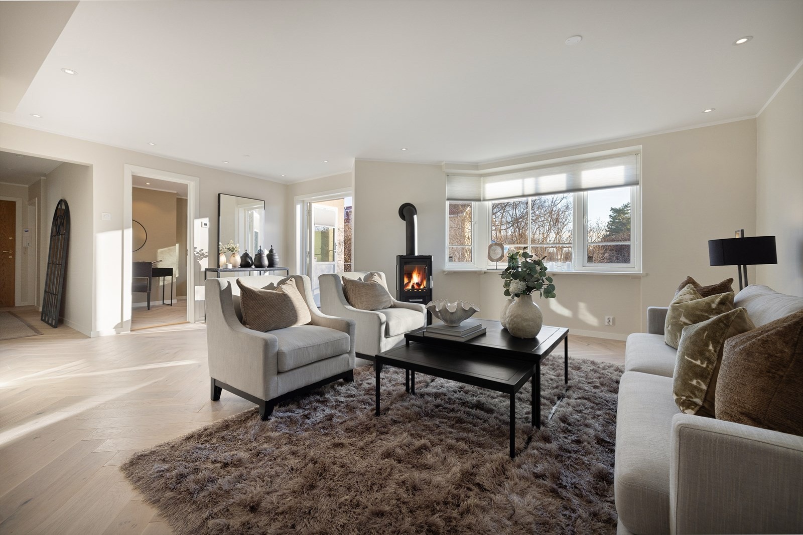 Store vindusflater med dype vinduskarmer sikrer gode lysforhold og fin romfølelse. Det er montert plissegardiner/solskjerming på alle vinduer i stue/kjøkken og soverom Galleribilde