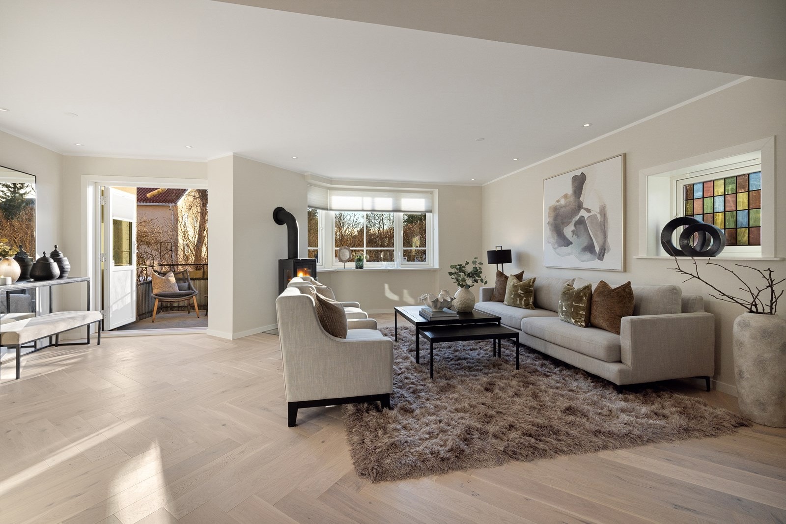 Fiskebensparkett og downlightsbelysning. Slette veggflater, malt i lyse fargetoner Galleribilde