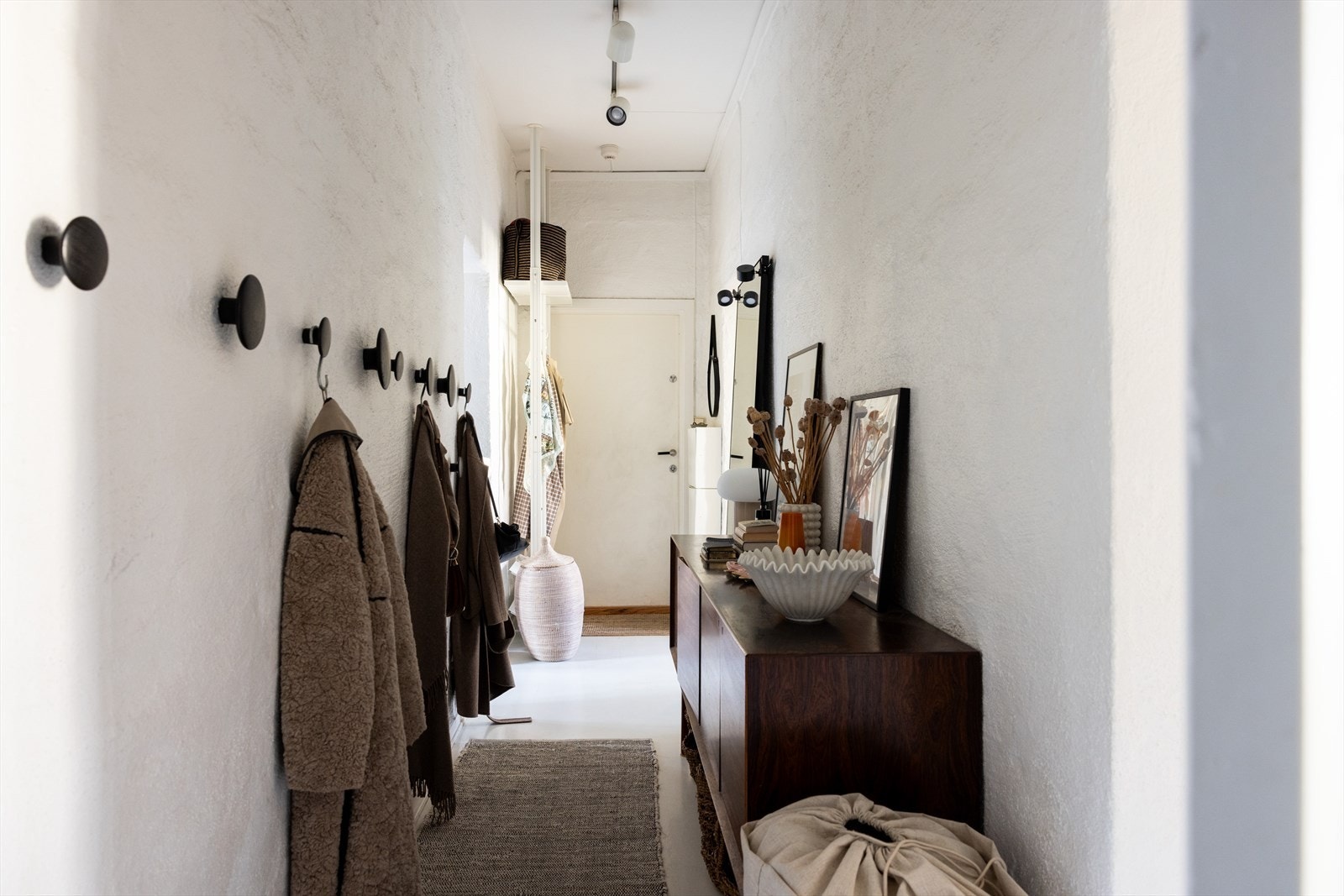 - En lys og innbydende entré som gir et godt førsteinntrykk av leiligheten - Galleribilde