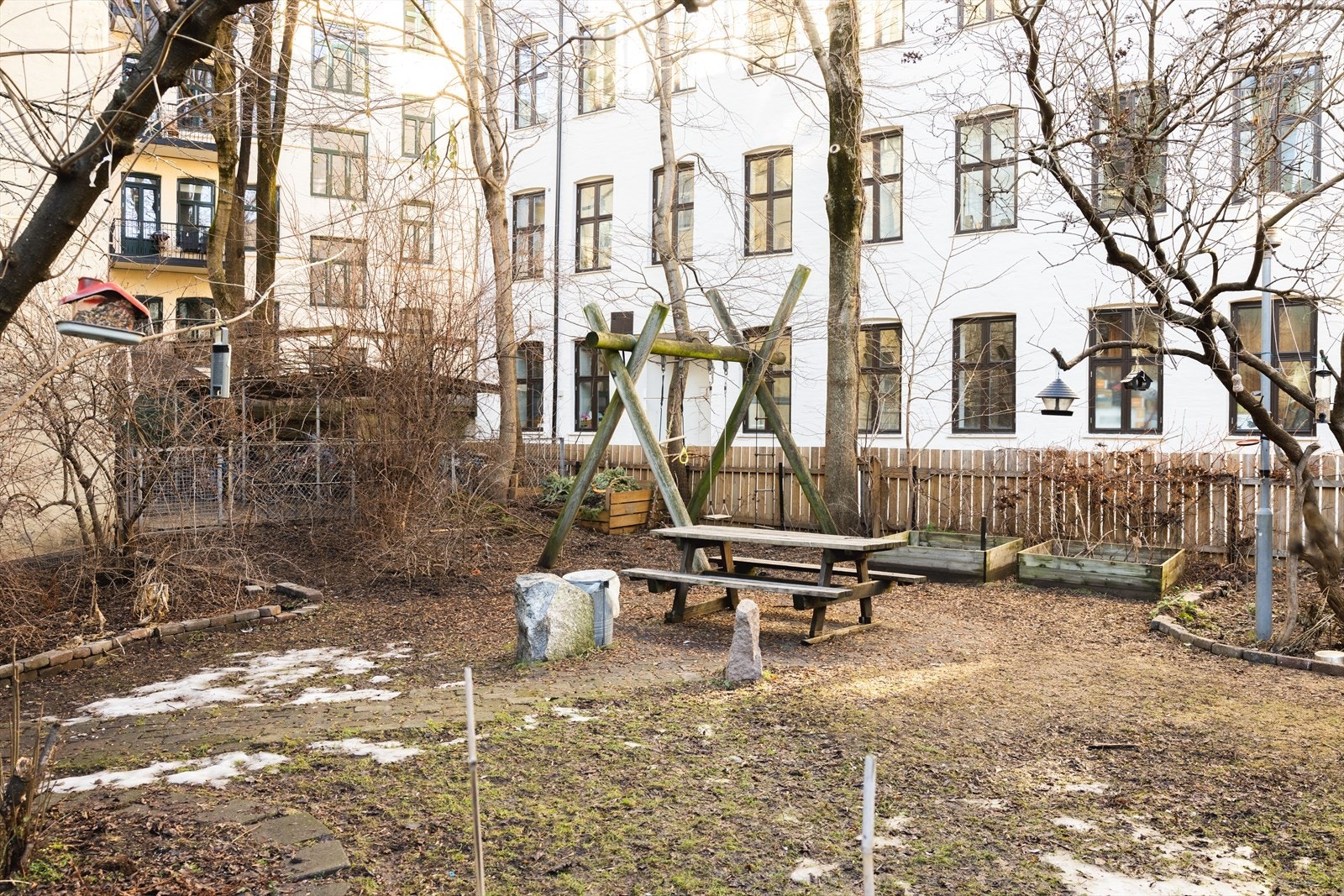 - Hyggelig bakgård med plen og sittegrupper - Galleribilde