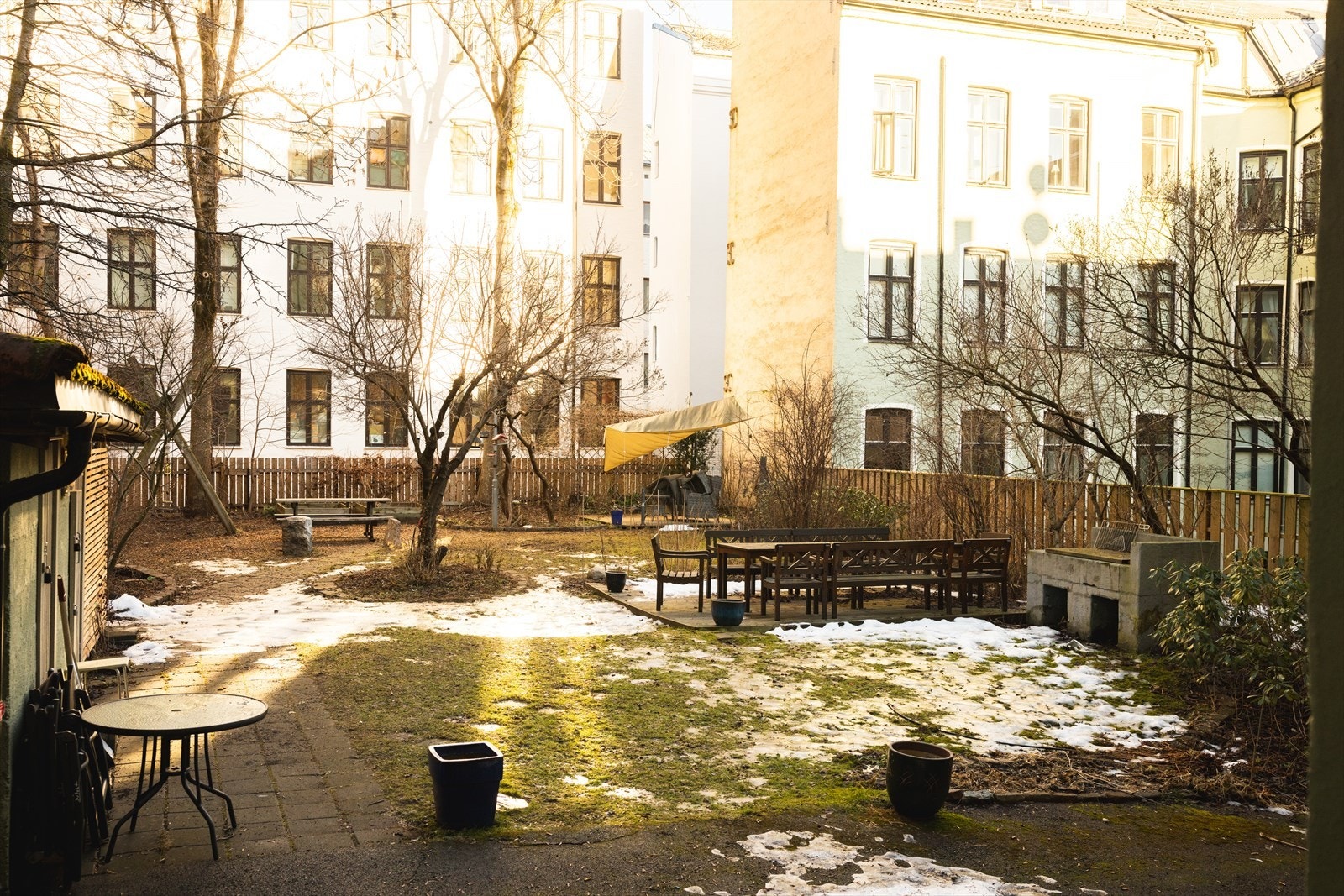 - Hyggelig bakgård med plen og sittegrupper - Galleribilde