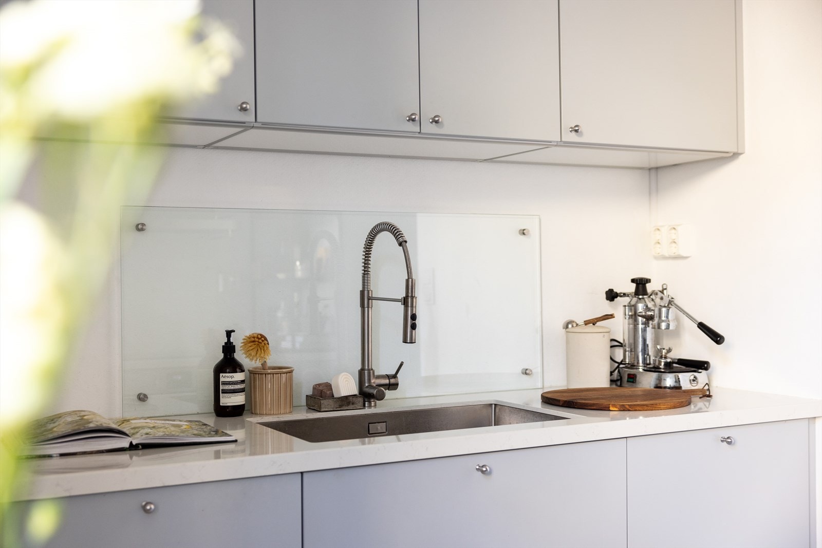 - Av hvitevarer er det integrert induksjonstopp, stekeovn, kjøl/frys og oppvaskmaskin. Kullfilterventilator over kokeplass. Vaskemaskin i kjøkkenskap - Galleribilde