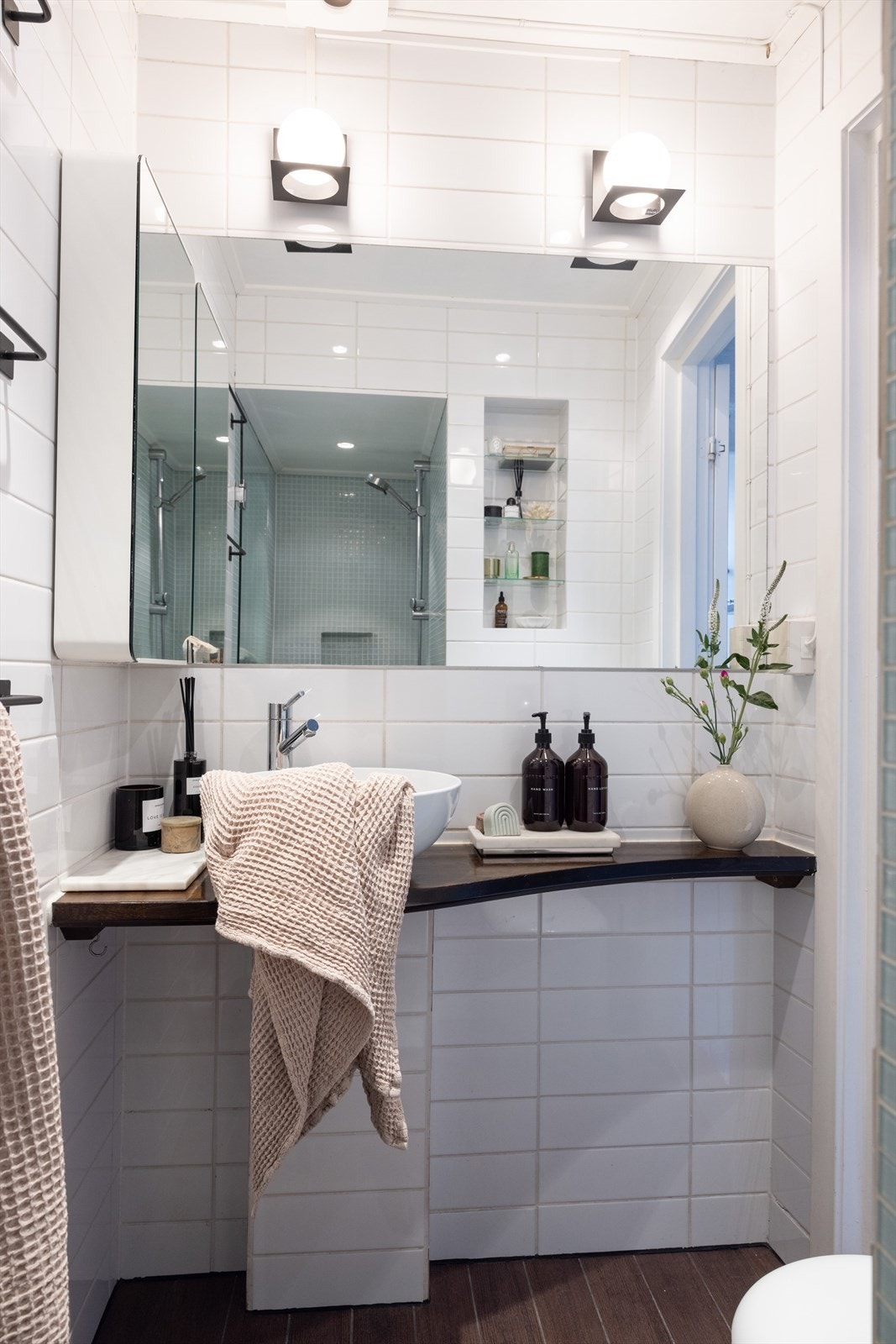 - Baderommet er innredet med vegghengt klosett, servant på benkeplate, speil og speilskap, dusnisje med svingbar glassdør - Galleribilde